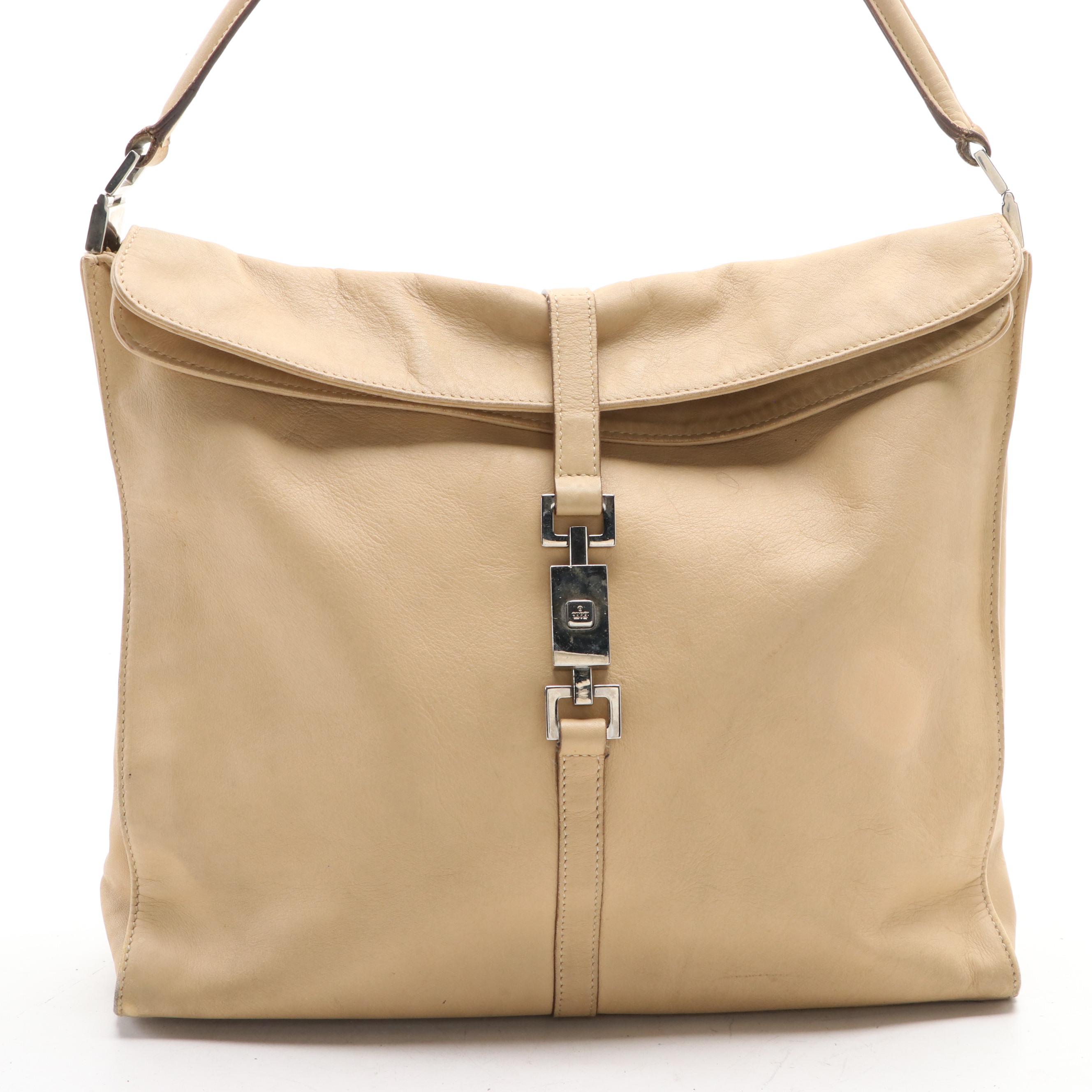 Gucci Slim Shoulder Bag in Leather with Piston/Push Lock