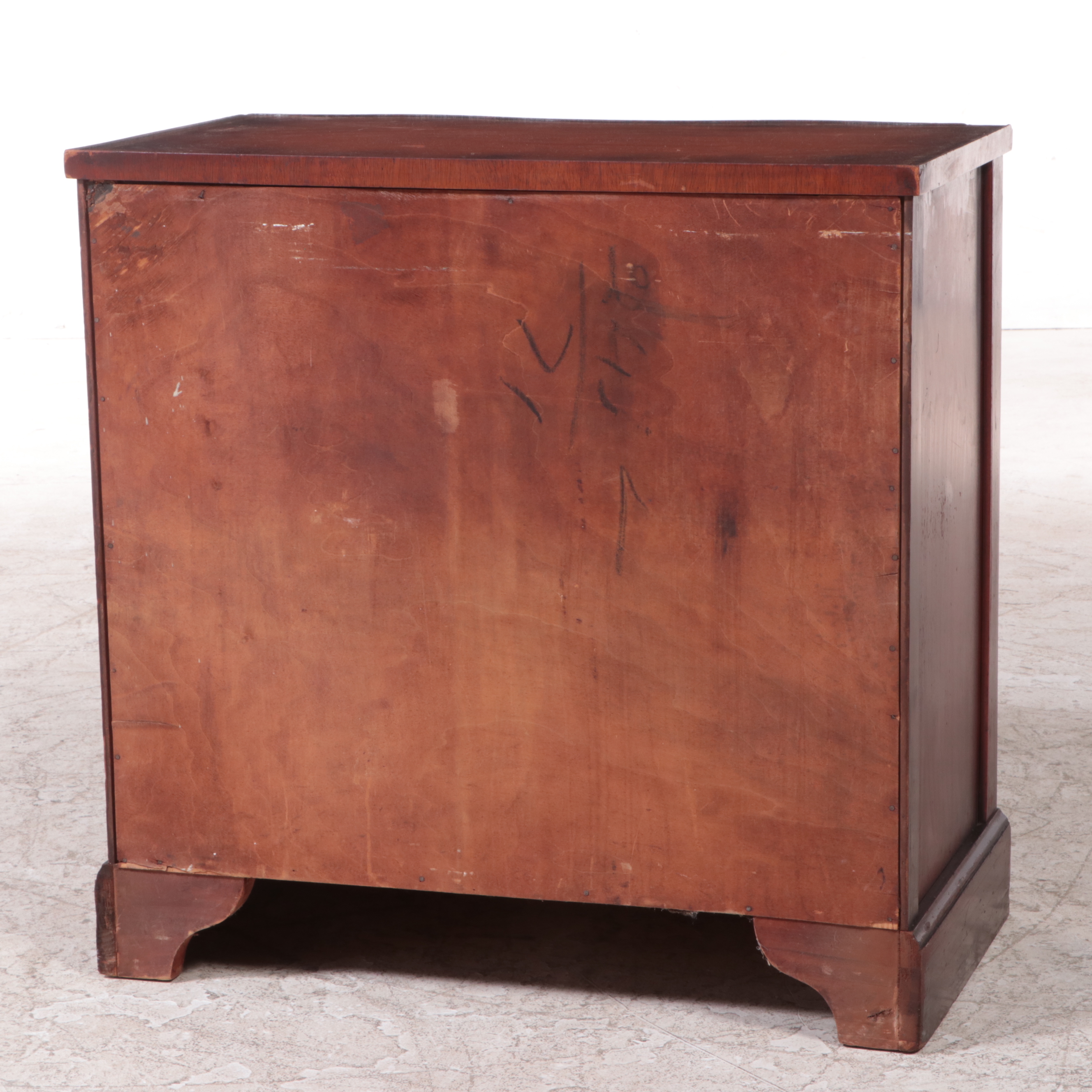Federal Style Mahogany Four-Drawer Serpentine Bedside Chest, Mid-20th Century