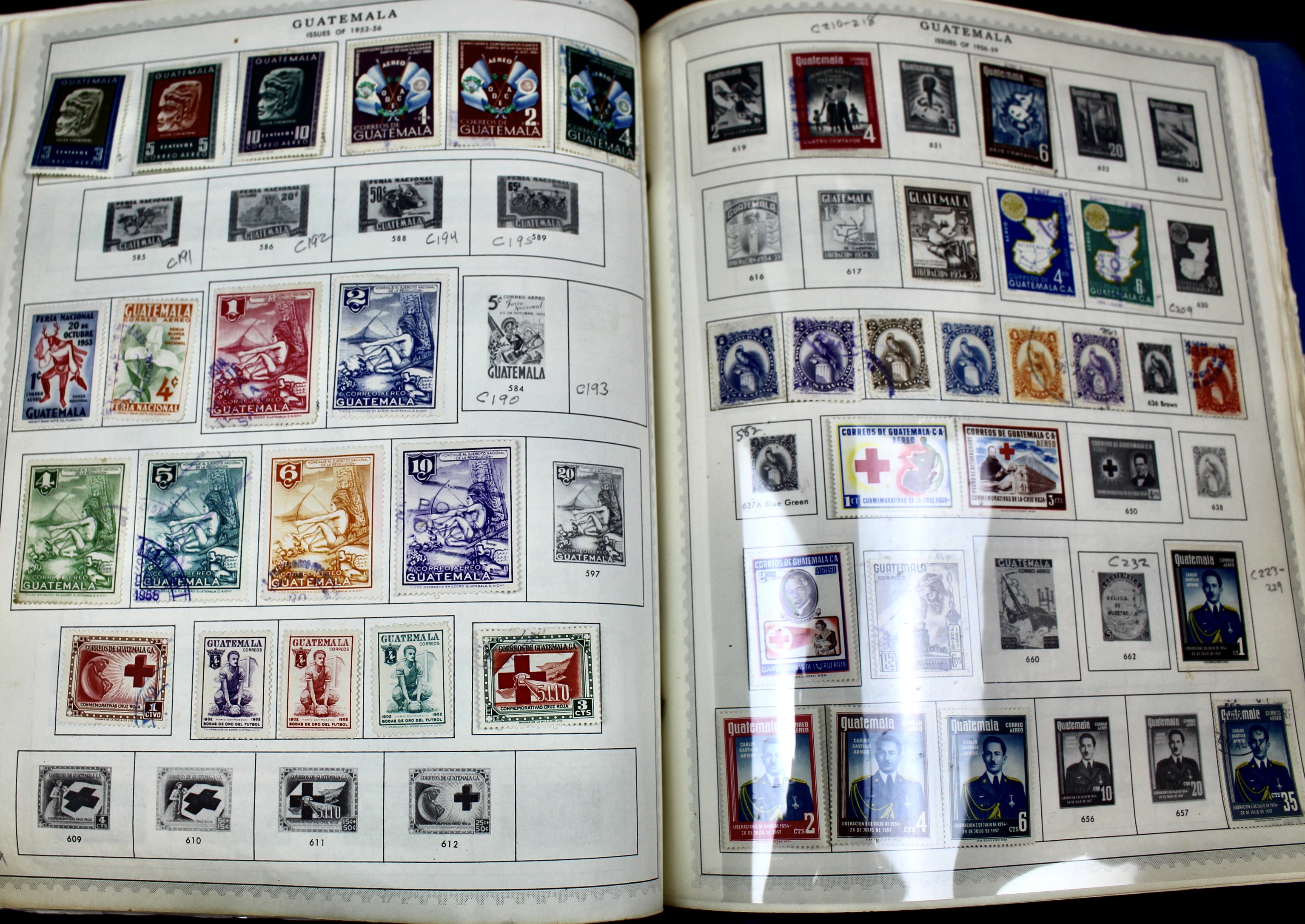 Minkus Supreme Global Postage Stamp Album