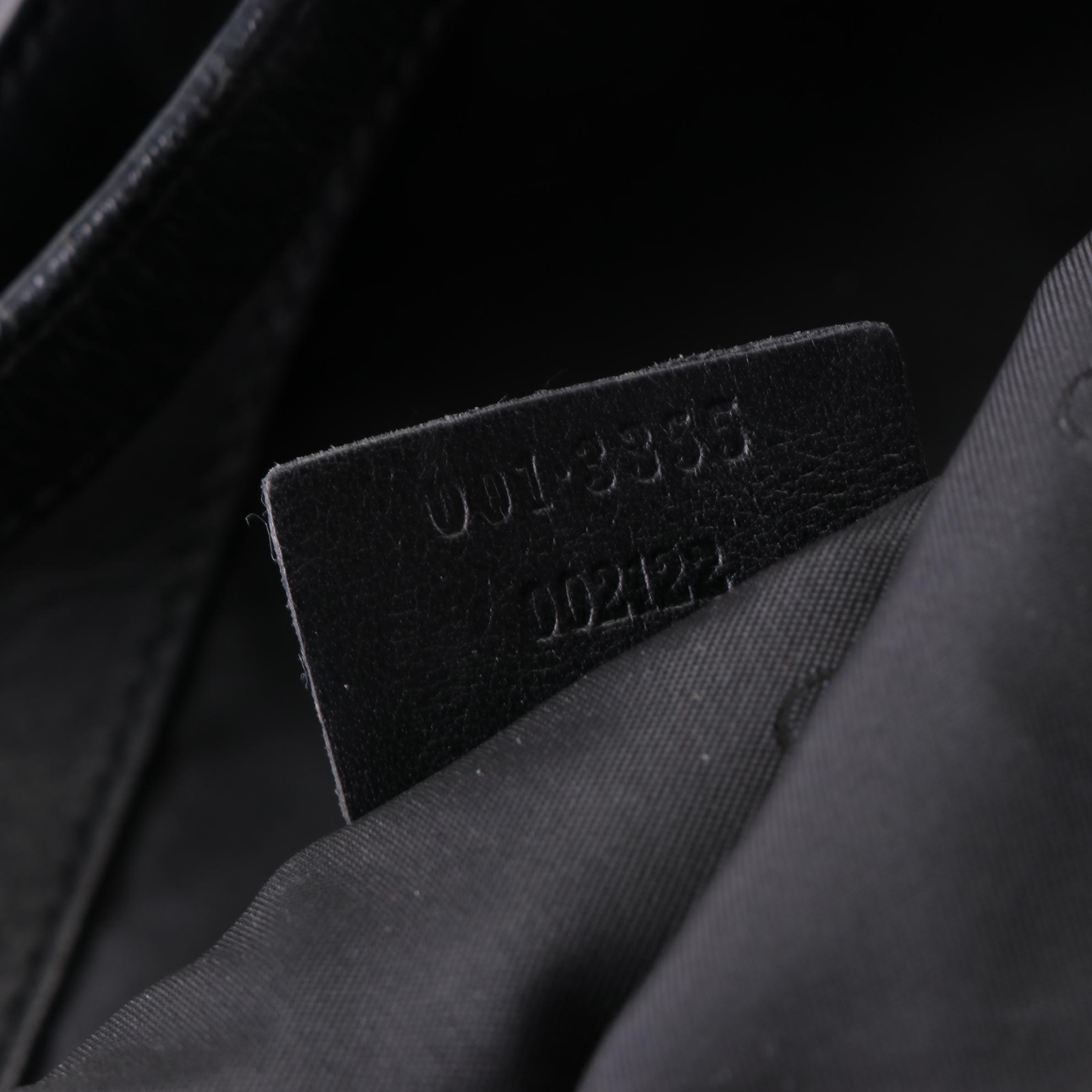 Gucci Fold-Over Shoulder Bag in Leather with Piston/Push Lock