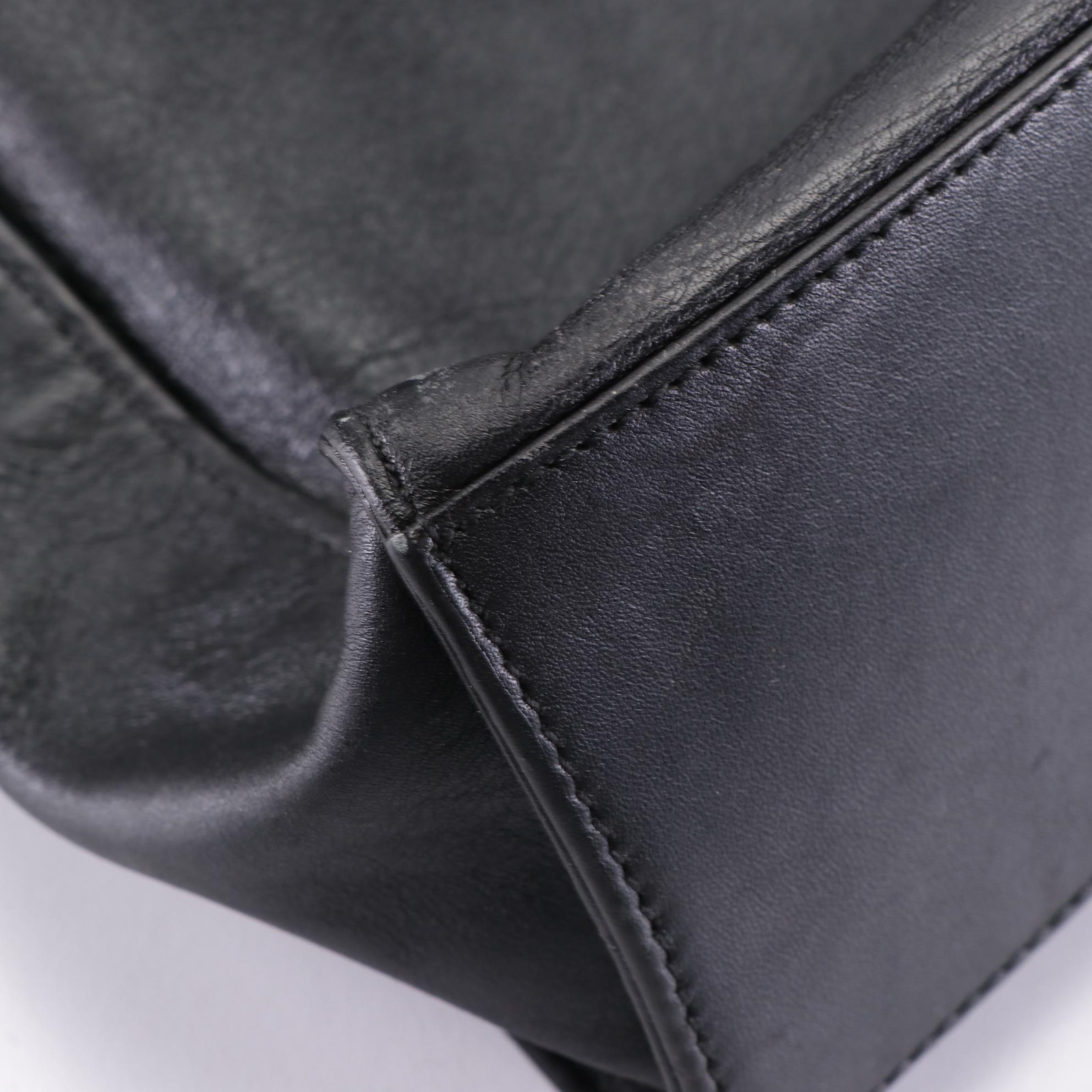 Gucci Fold-Over Shoulder Bag in Leather with Piston/Push Lock