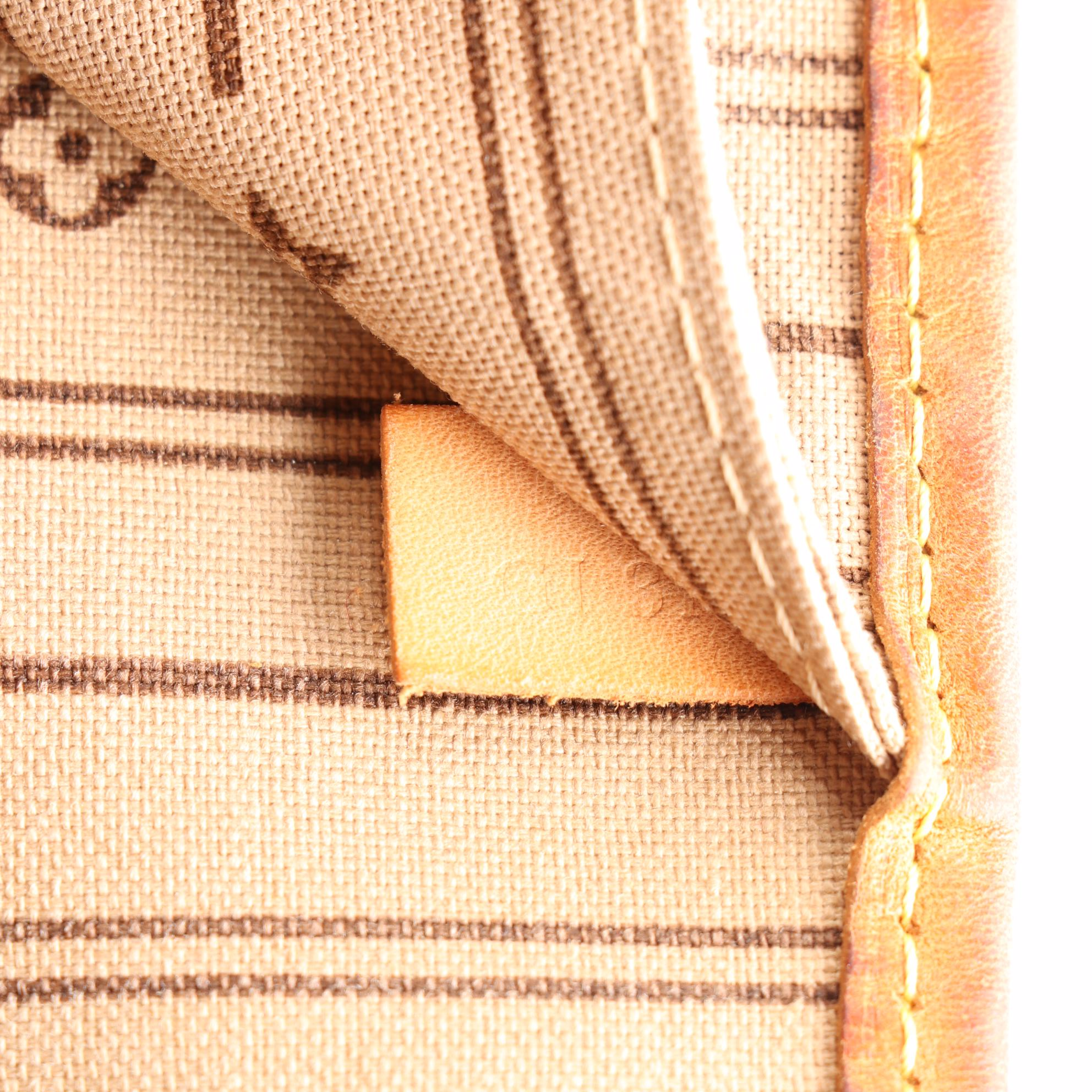 Louis Vuitton Neverfull MM in Monogram Canvas and Vachetta Leather
