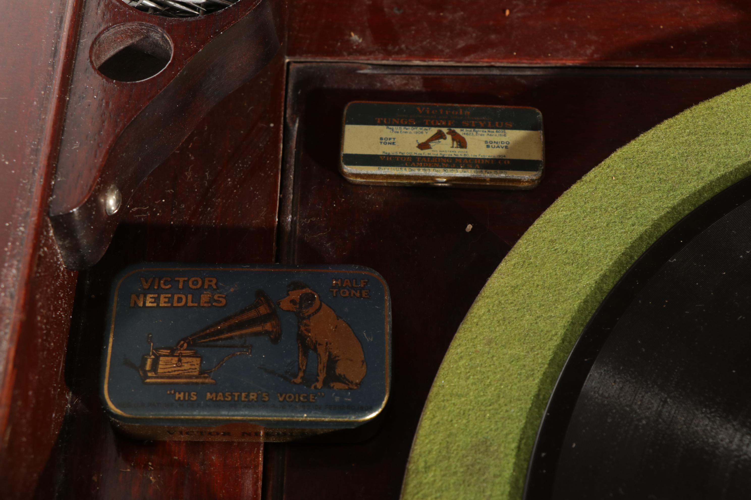 1922 Victor-Victrola VV-110 (XIV) Phonograph in Mahogany Cabinet, 78 RPM Records