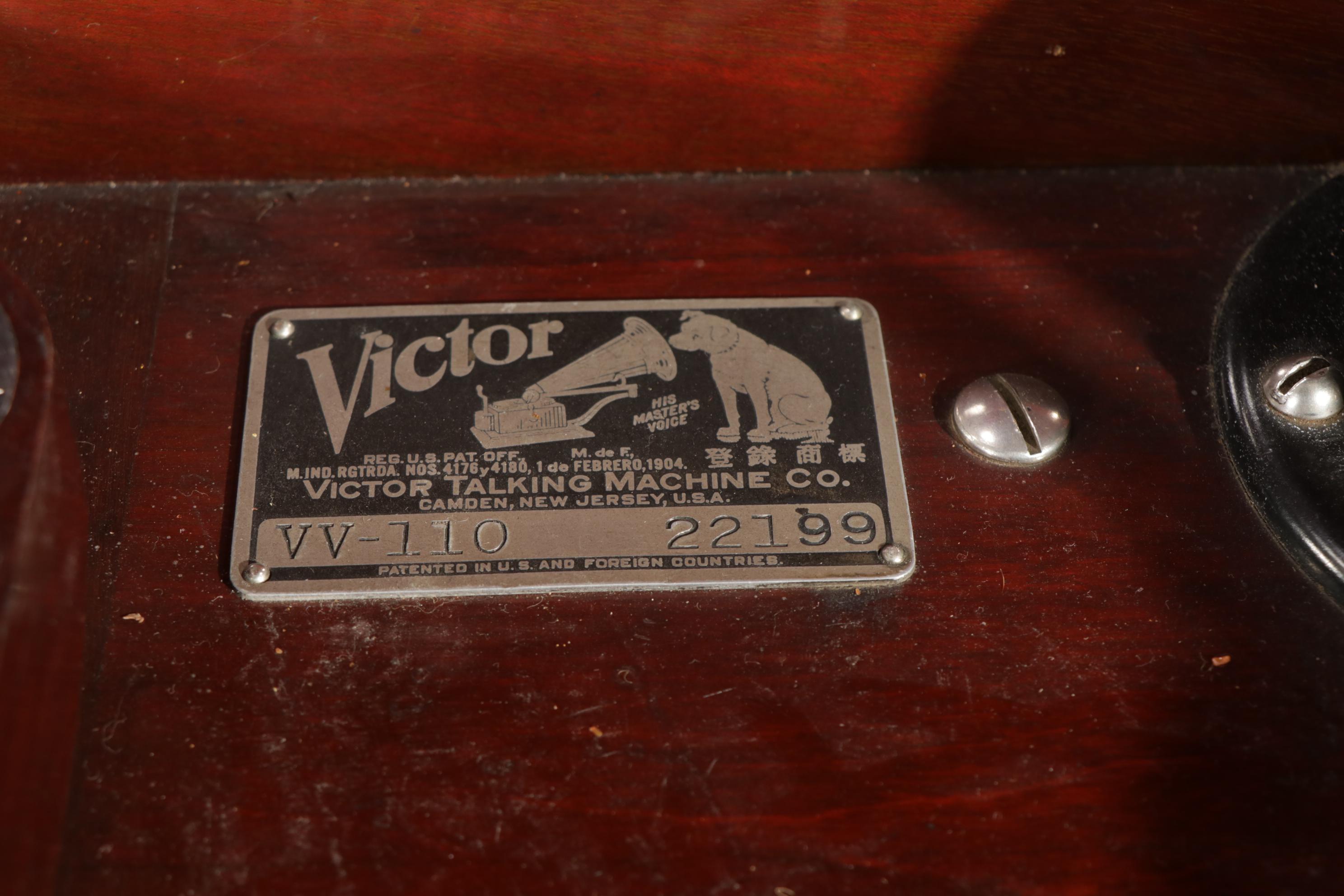 1922 Victor-Victrola VV-110 (XIV) Phonograph in Mahogany Cabinet, 78 RPM Records