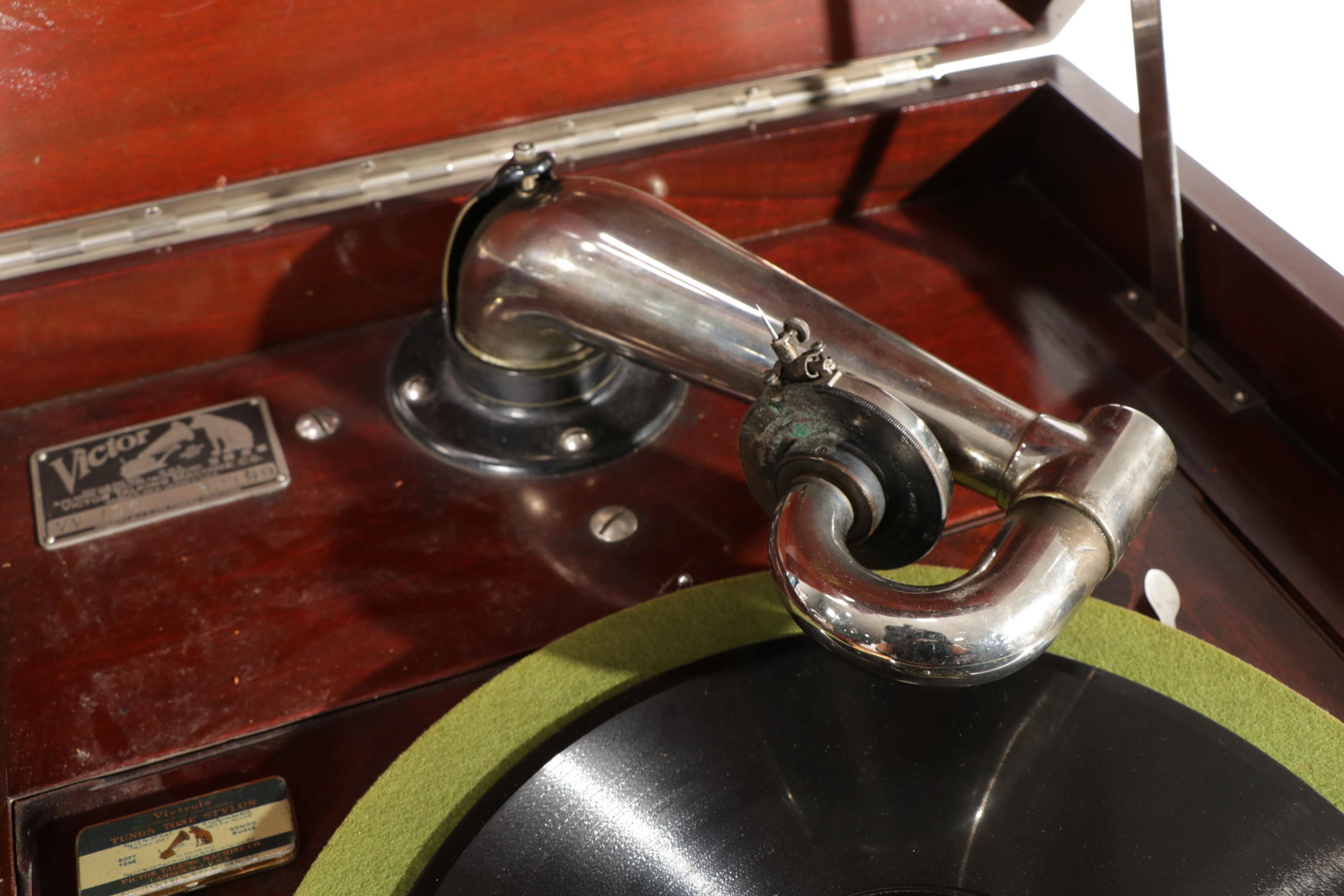 1922 Victor-Victrola VV-110 (XIV) Phonograph in Mahogany Cabinet, 78 RPM Records