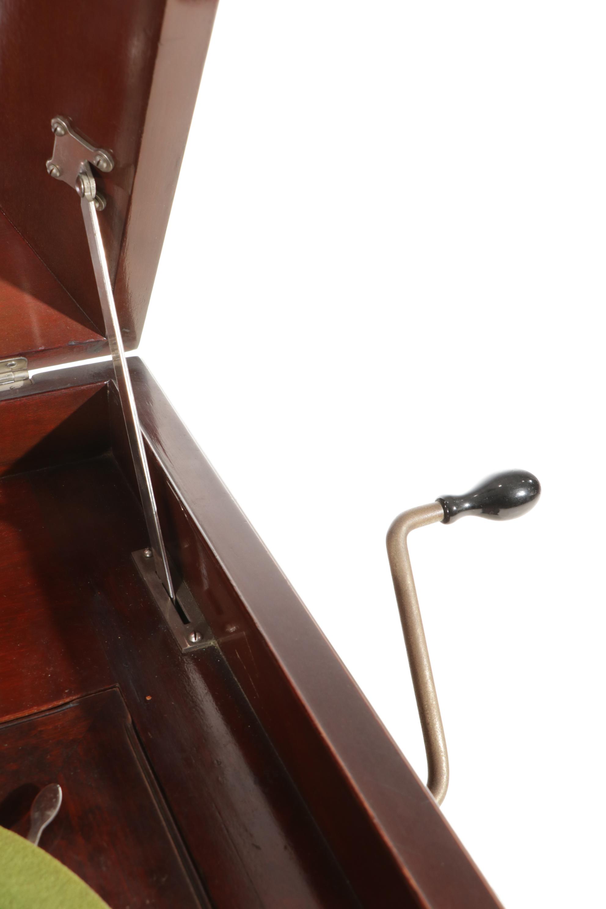 1922 Victor-Victrola VV-110 (XIV) Phonograph in Mahogany Cabinet, 78 RPM Records