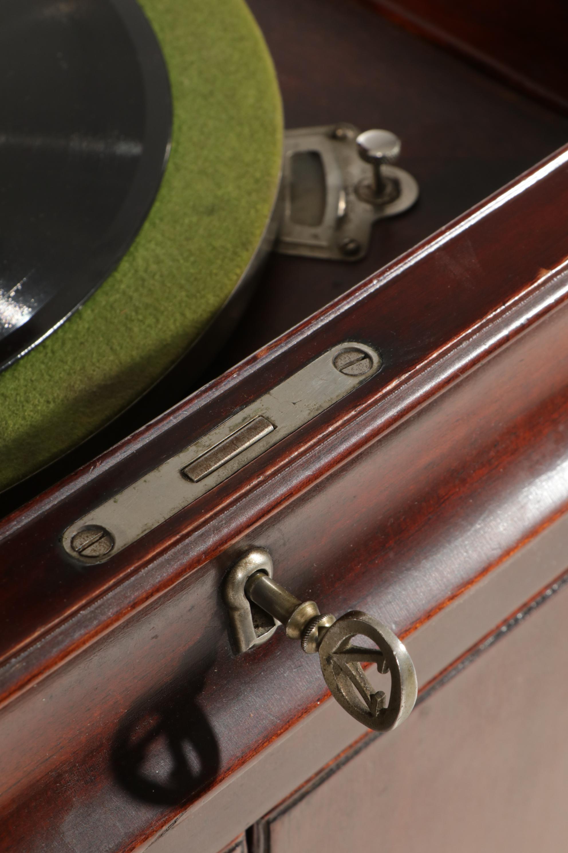 1922 Victor-Victrola VV-110 (XIV) Phonograph in Mahogany Cabinet, 78 RPM Records