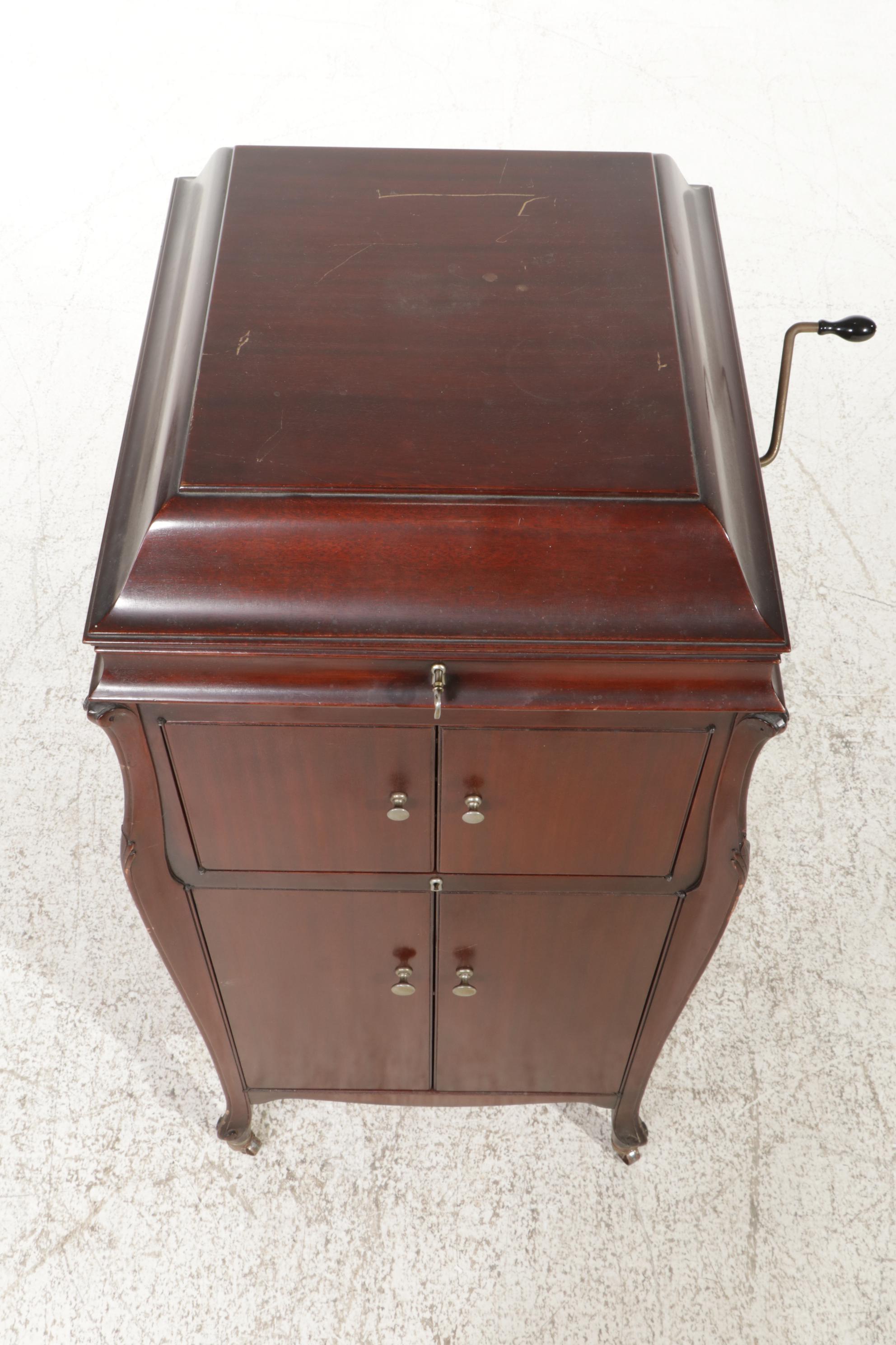 1922 Victor-Victrola VV-110 (XIV) Phonograph in Mahogany Cabinet, 78 RPM Records