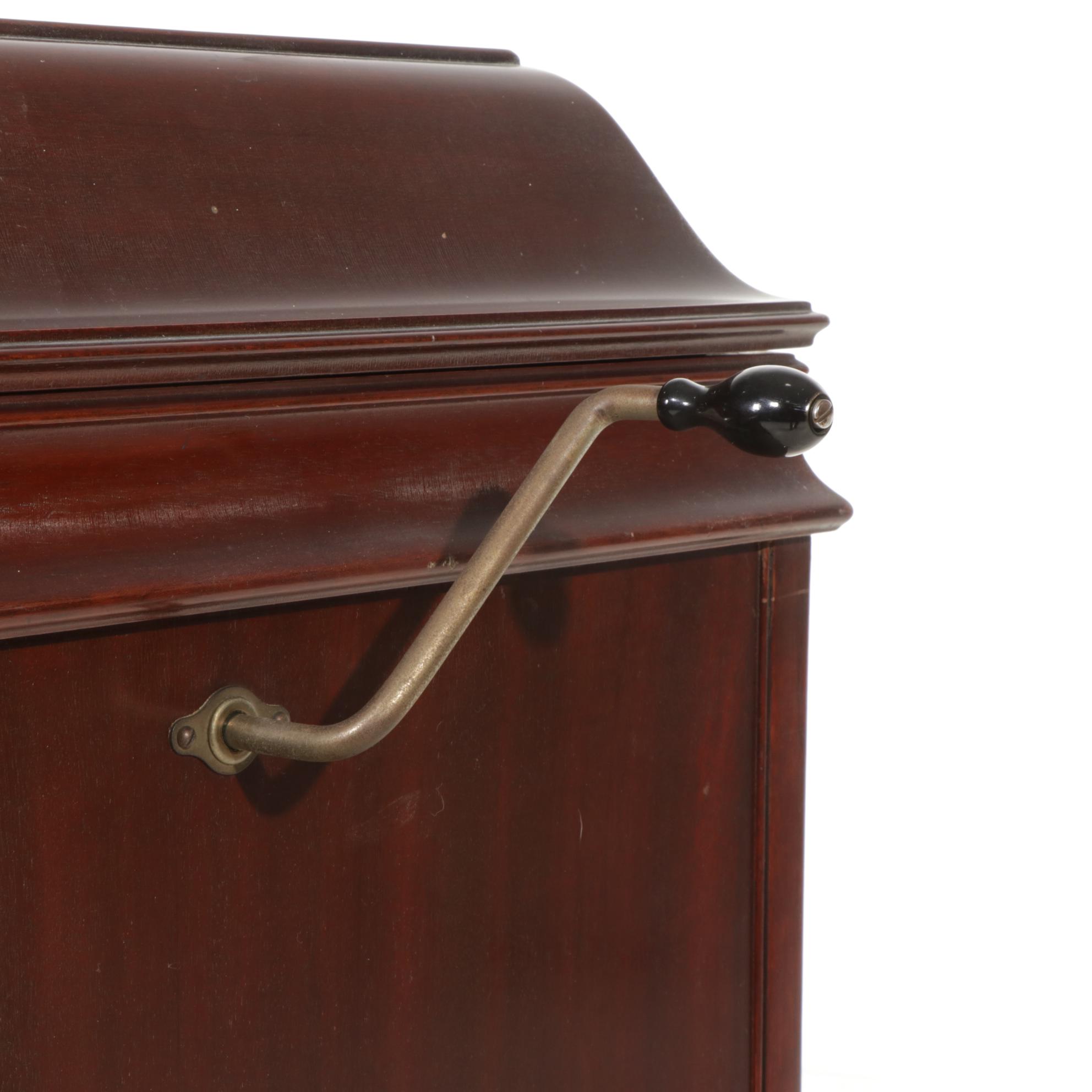 1922 Victor-Victrola VV-110 (XIV) Phonograph in Mahogany Cabinet, 78 RPM Records