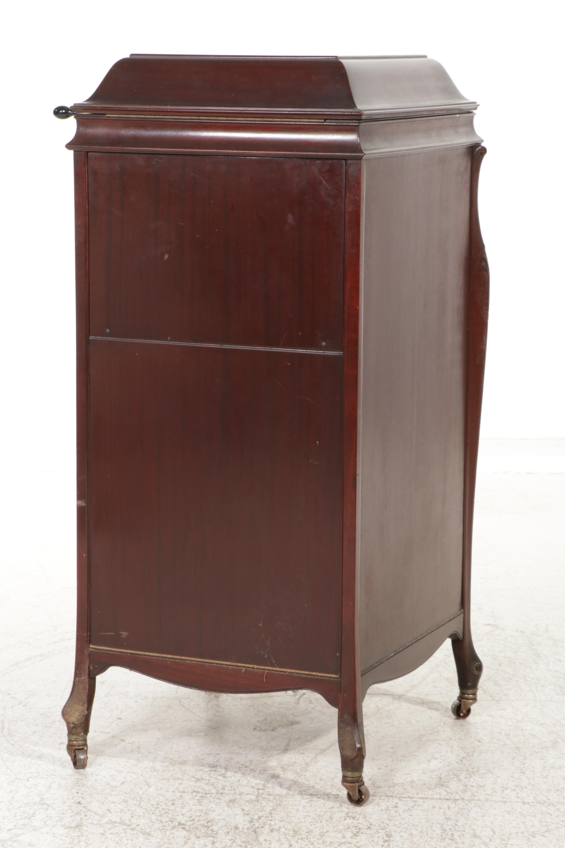 1922 Victor-Victrola VV-110 (XIV) Phonograph in Mahogany Cabinet, 78 RPM Records