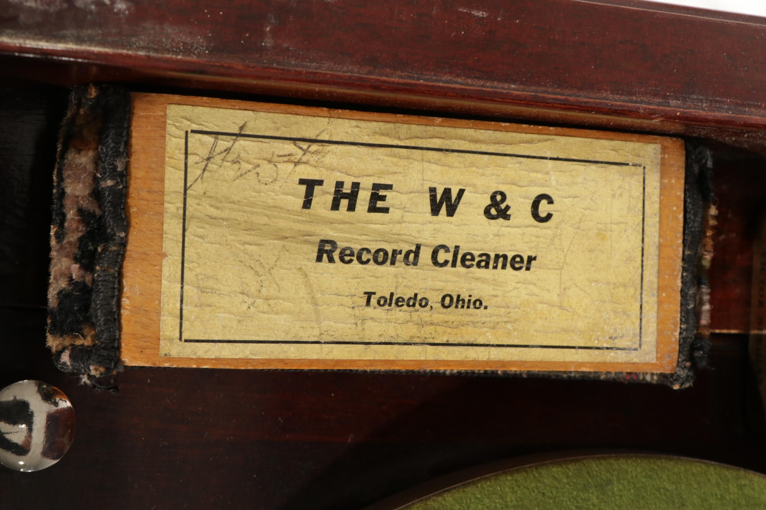 1922 Victor-Victrola VV-110 (XIV) Phonograph in Mahogany Cabinet, 78 RPM Records
