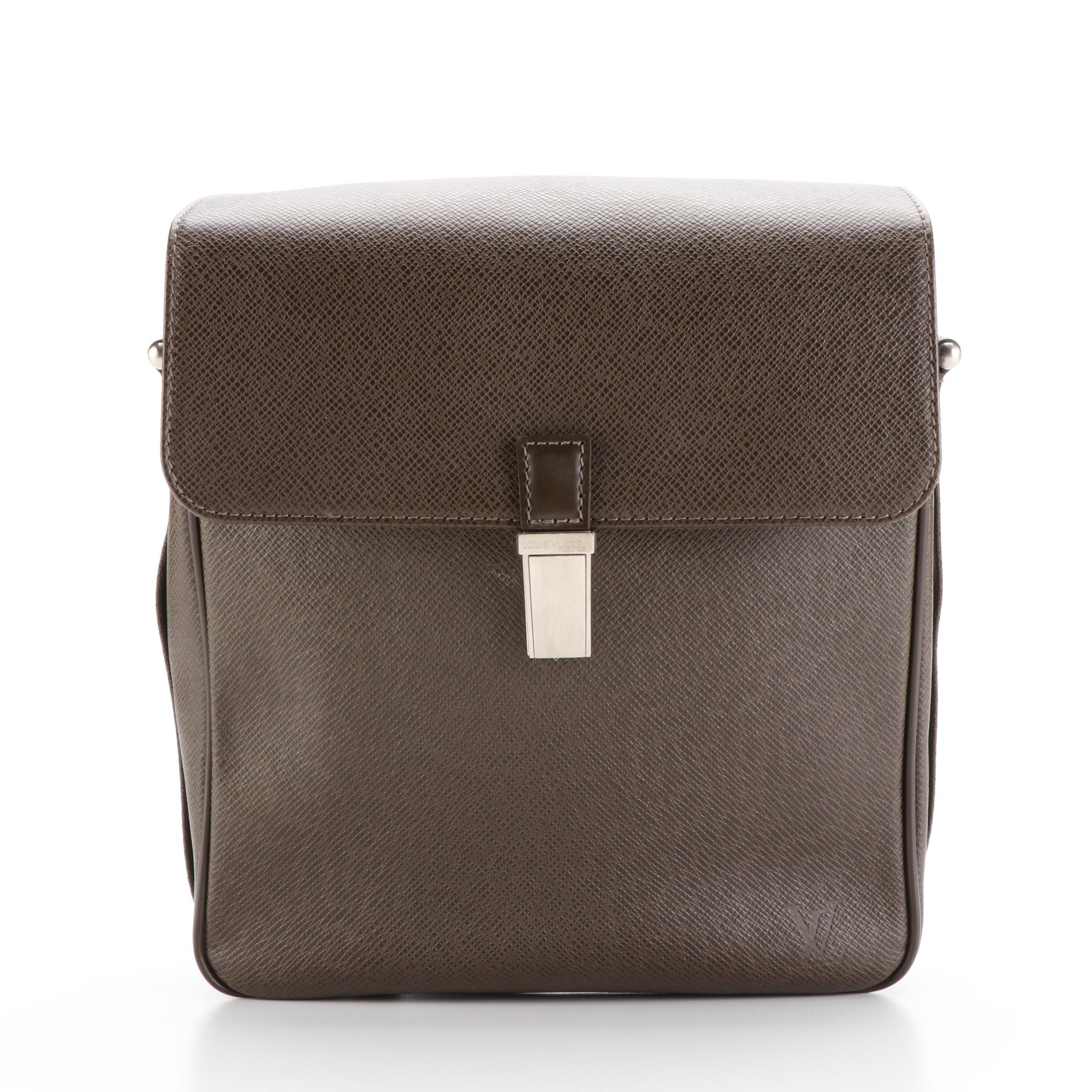 Louis Vuitton Yaranga Porte Appareil Bag in Taïga and Smooth Leather with Box