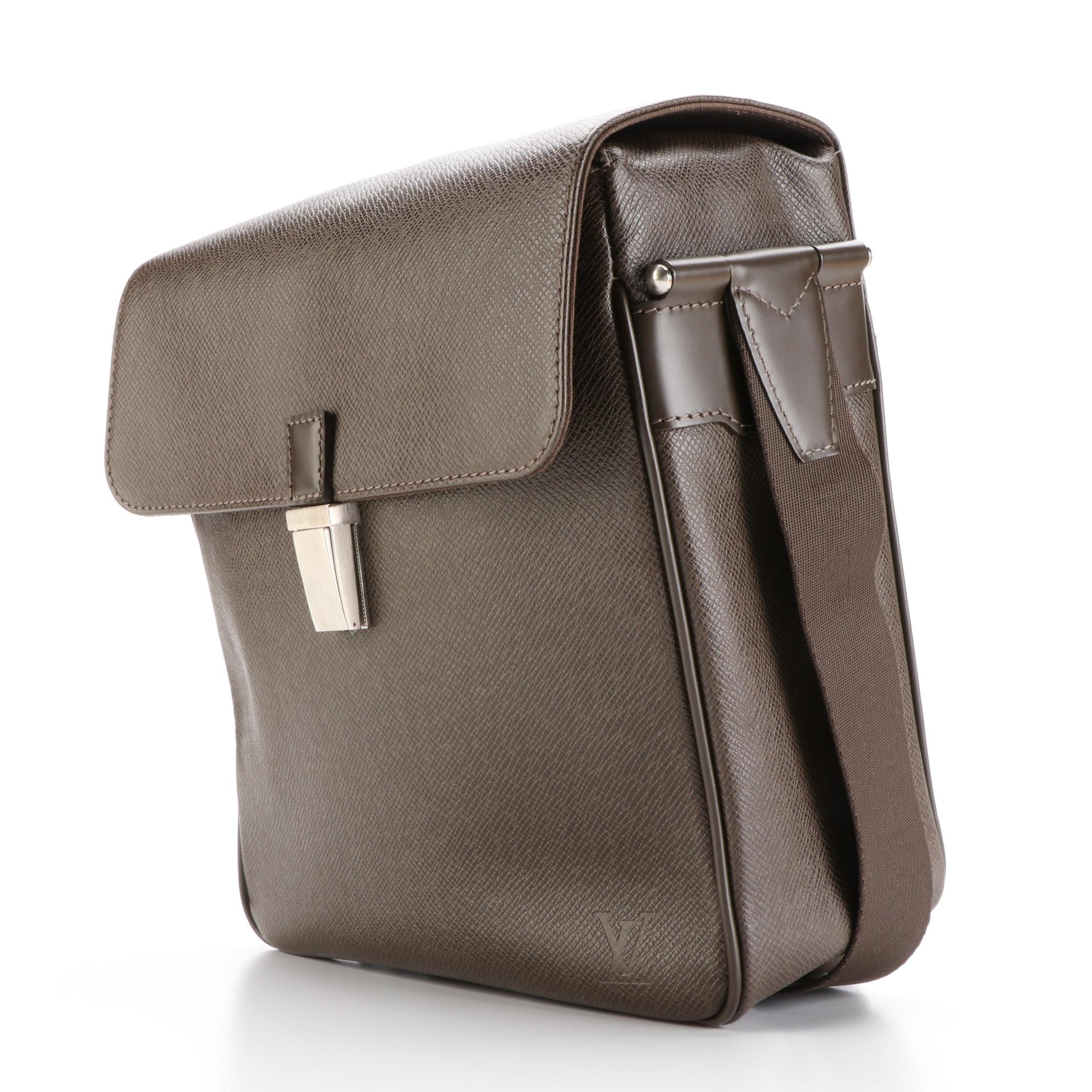 Louis Vuitton Yaranga Porte Appareil Bag in Taïga and Smooth Leather with Box