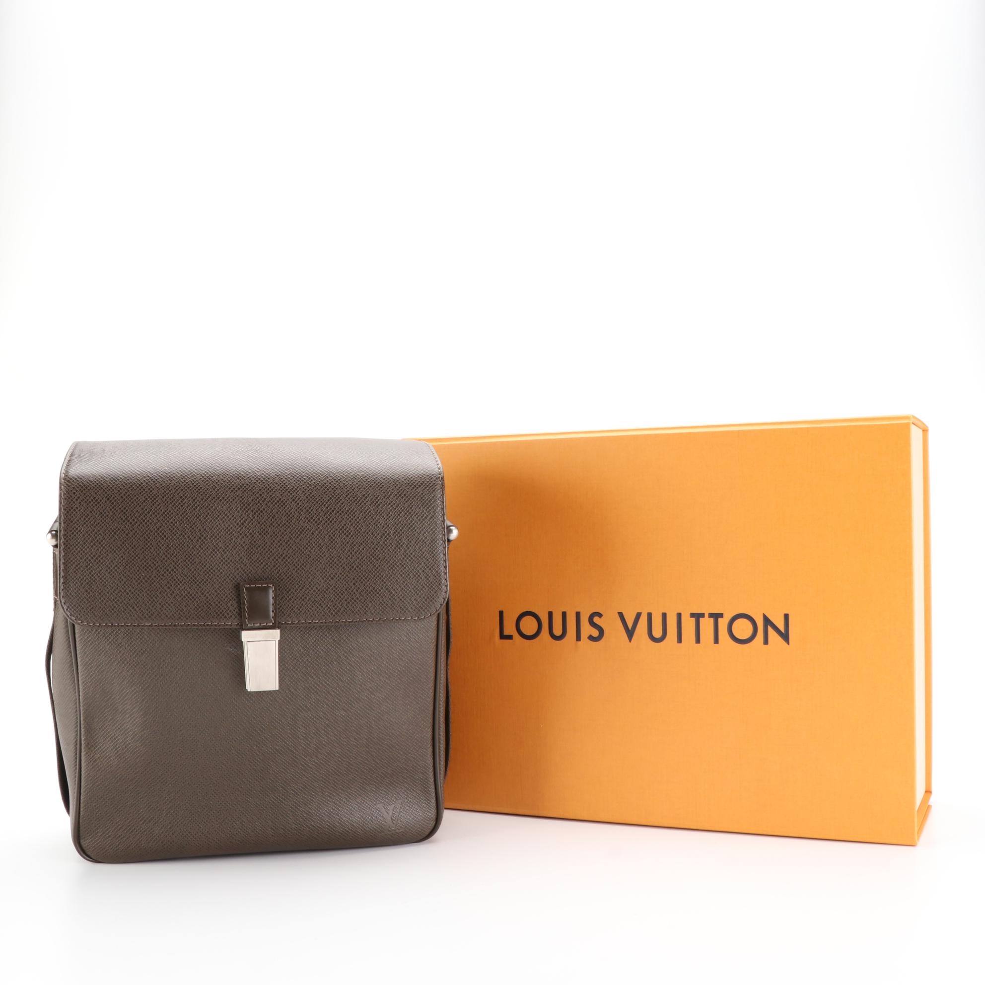 Louis Vuitton Yaranga Porte Appareil Bag in Taïga and Smooth Leather with Box