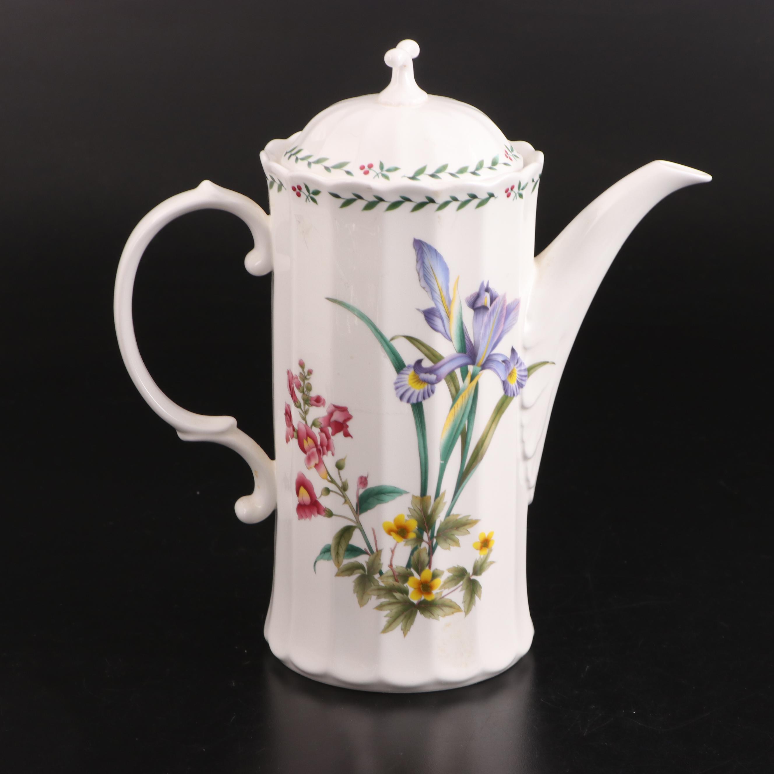 De'Longhi Percolator with Apple Peeler, Teapot, and Other Tableware