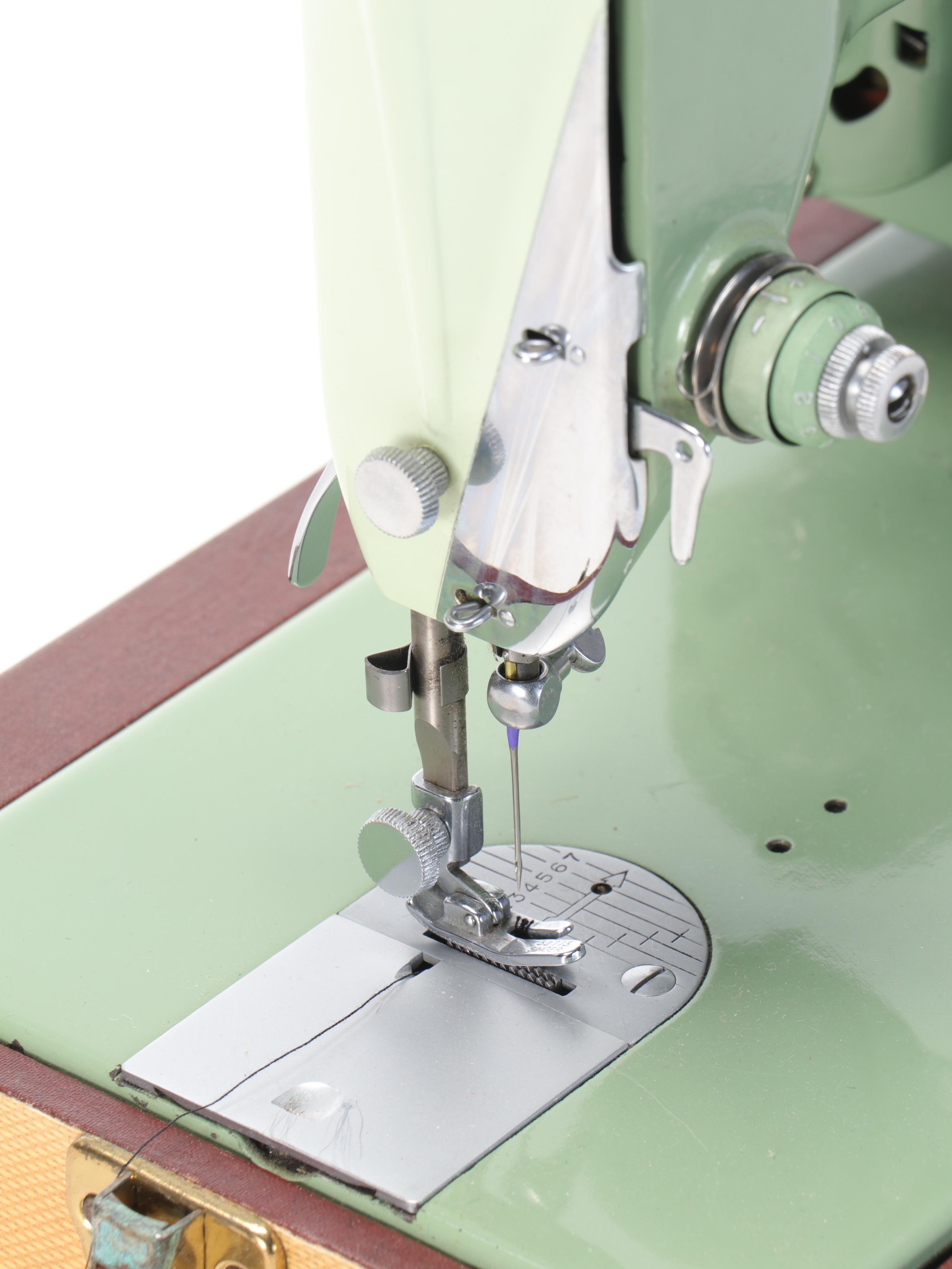 Singer Model 185K Mint Green Enamel Sewing Machine, Mid-20th Century