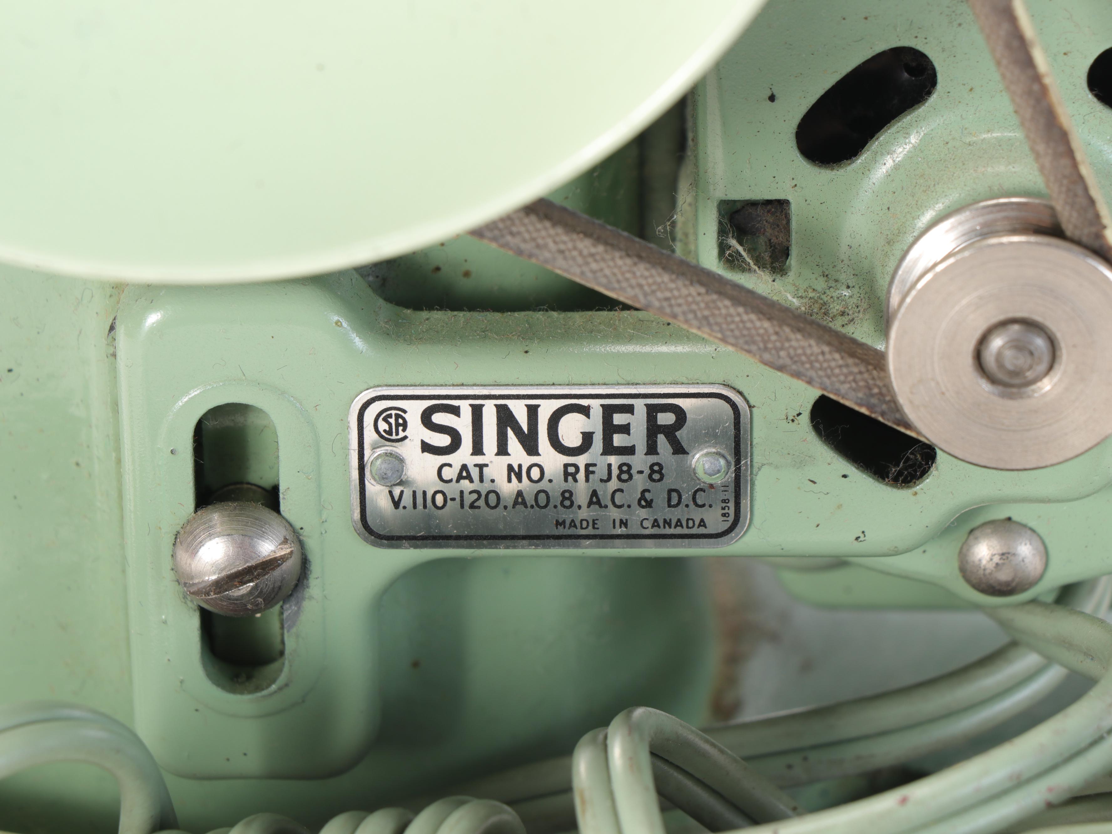 Singer Model 185K Mint Green Enamel Sewing Machine, Mid-20th Century