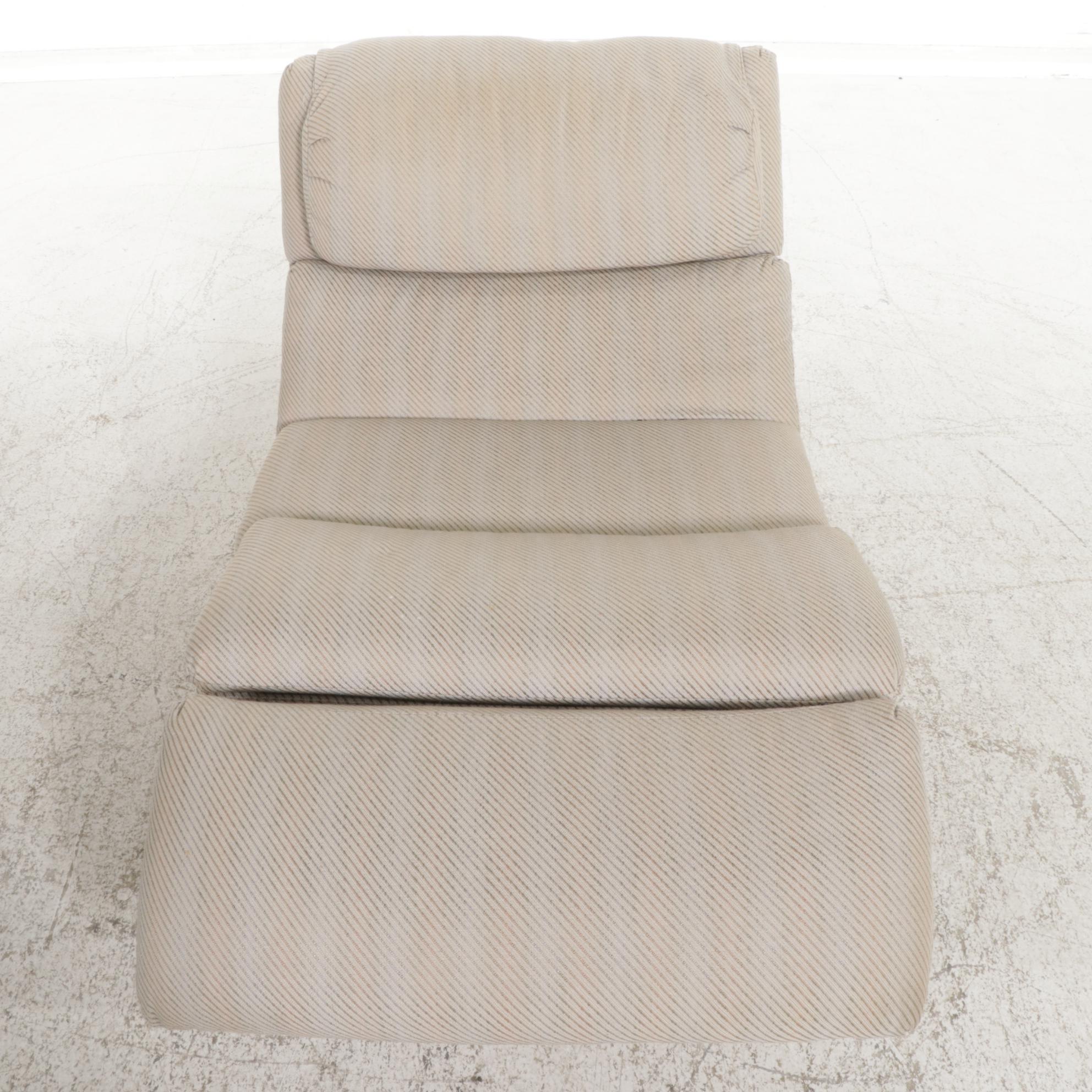 Modernist Fabric-Upholstered Chaise Lounge on Block Pedestal Platform Base