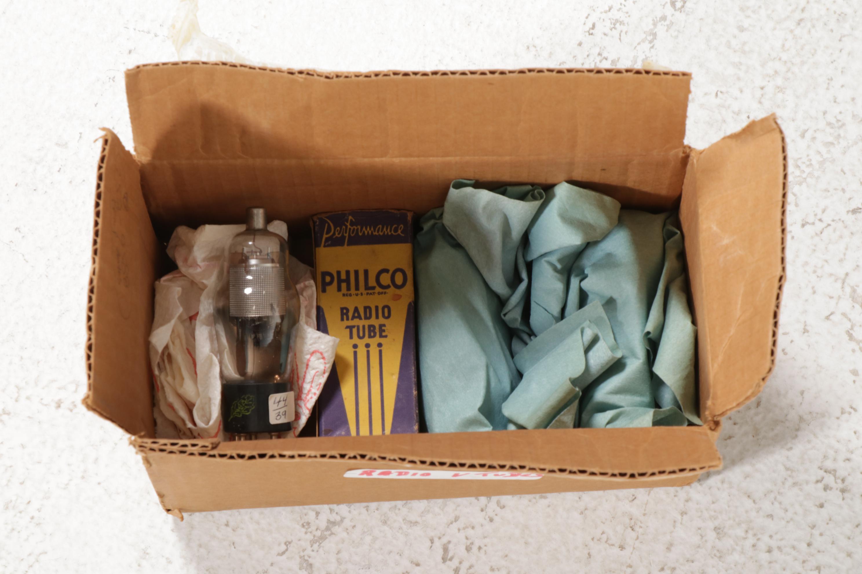 Philco Model 89L Tube Radio in Art Deco Mahogany Lowboy Cabinet, 1930s