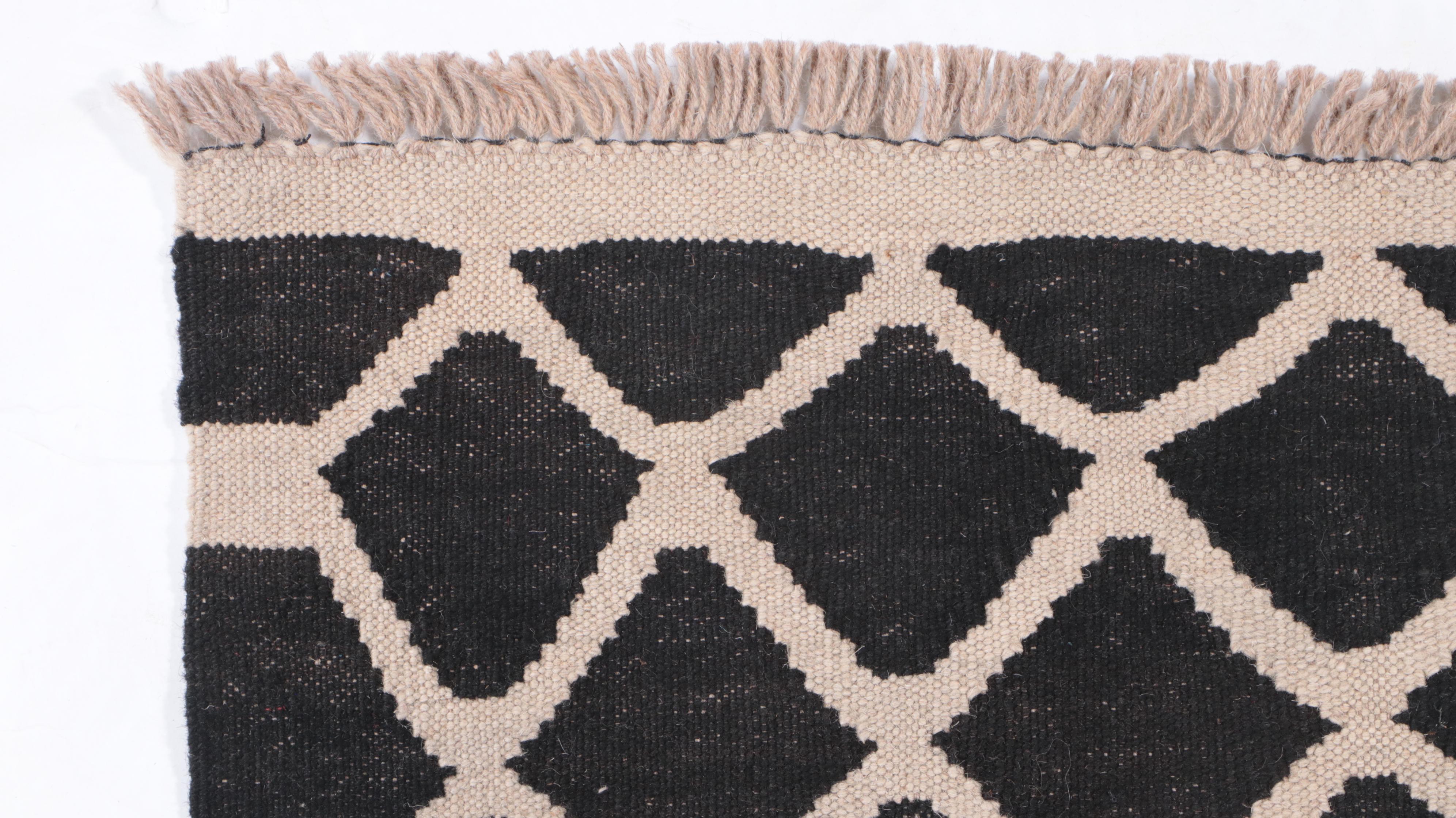 2'6 x 16'4 Handwoven Pakistani Kilim Carpet Runner