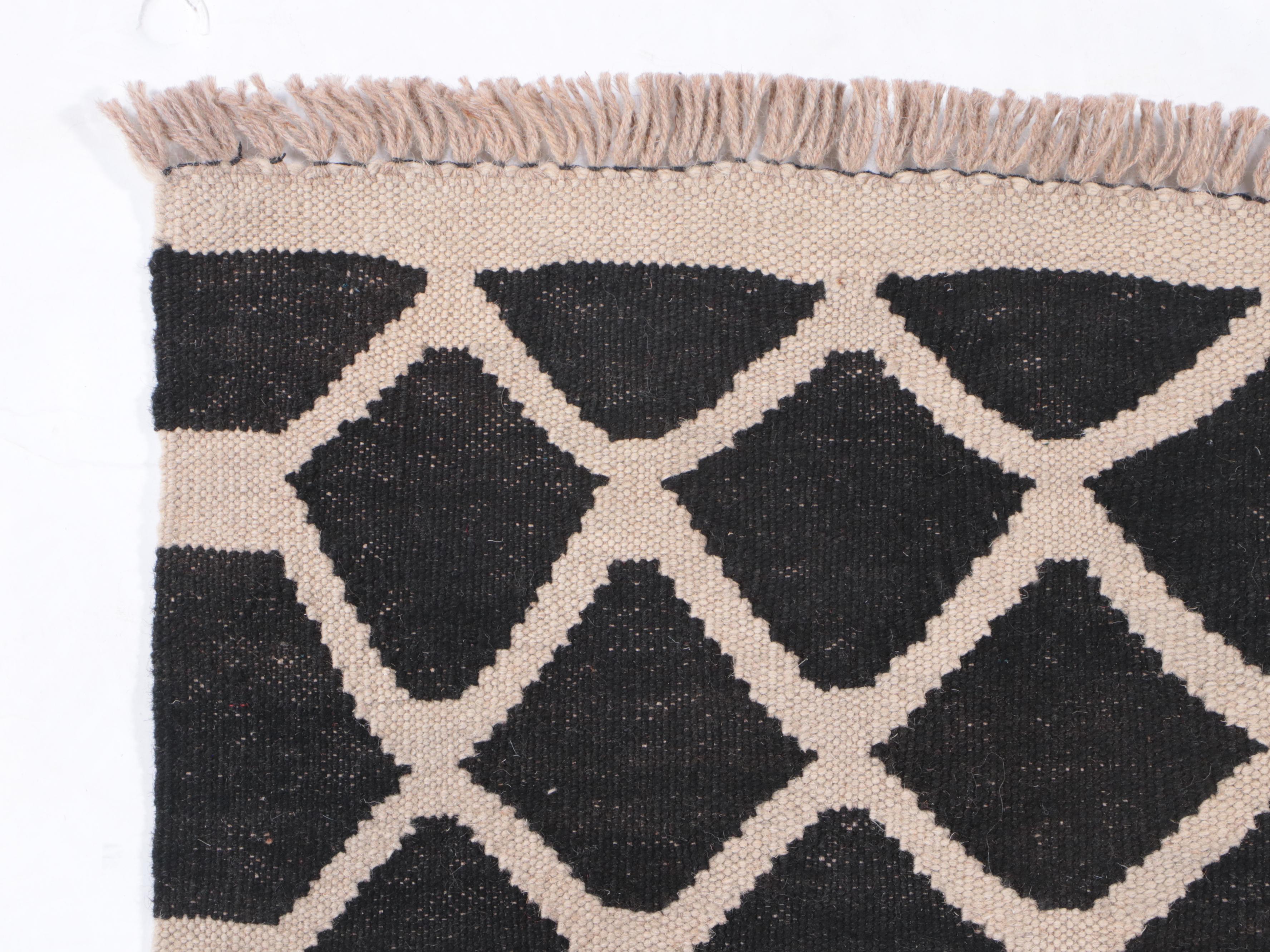 2'6 x 16'4 Handwoven Pakistani Kilim Carpet Runner