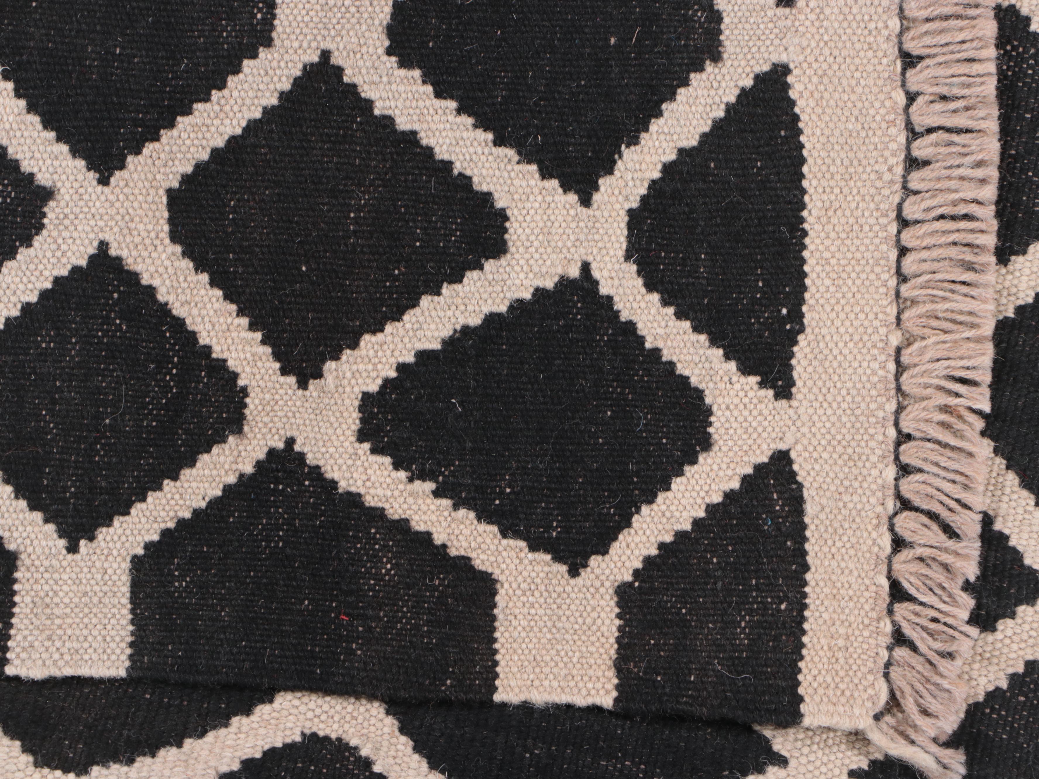 2'6 x 16'4 Handwoven Pakistani Kilim Carpet Runner