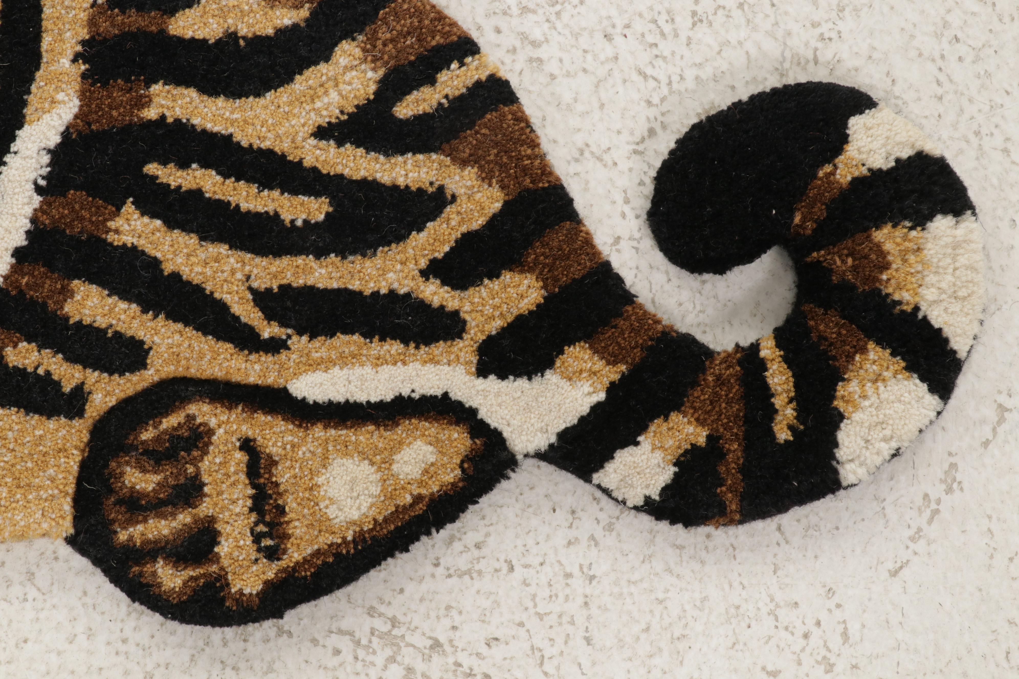 3' x 2' Hand-Tufted Tiger Form Accent Rug