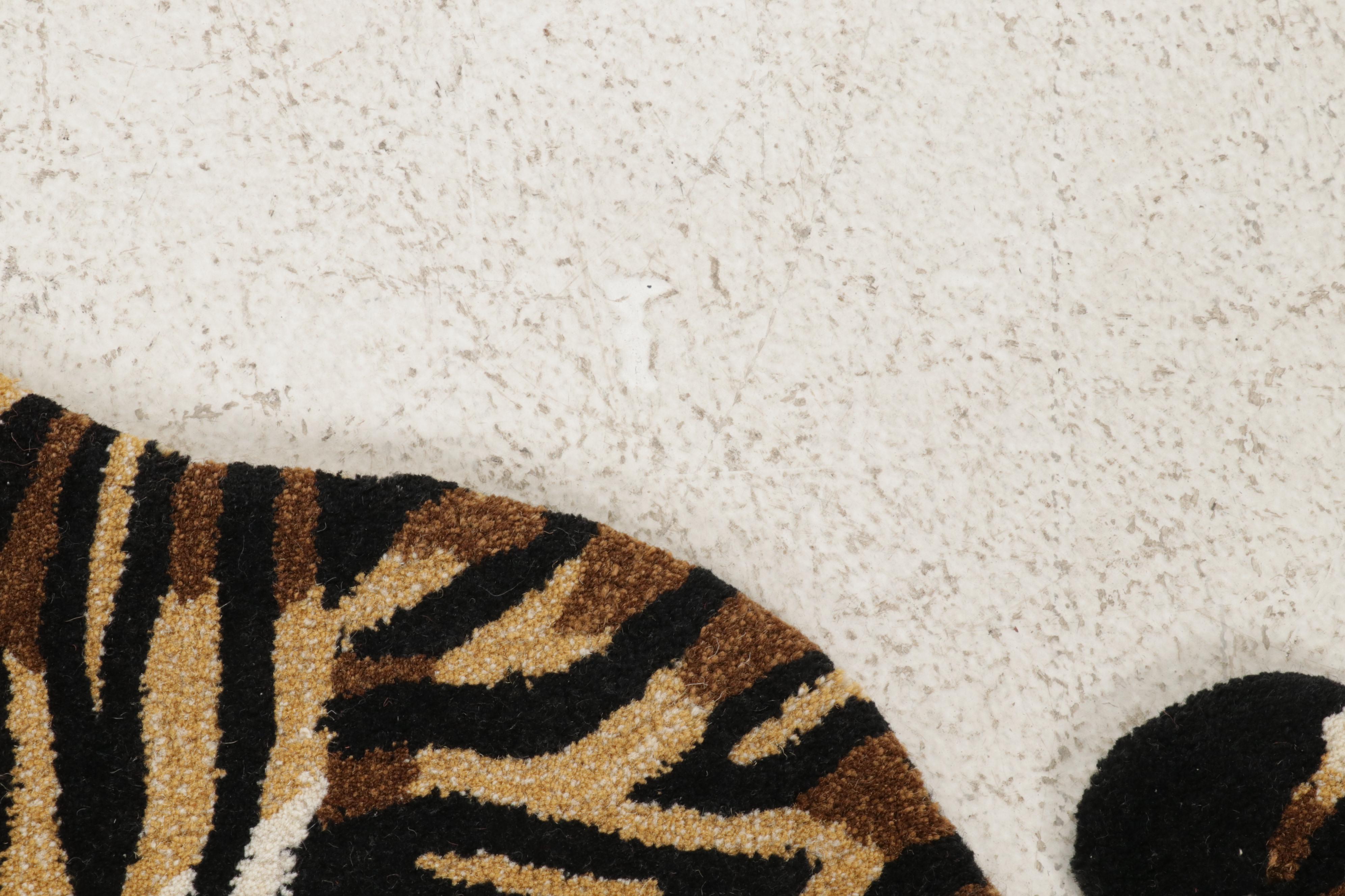 3' x 2' Hand-Tufted Tiger Form Accent Rug