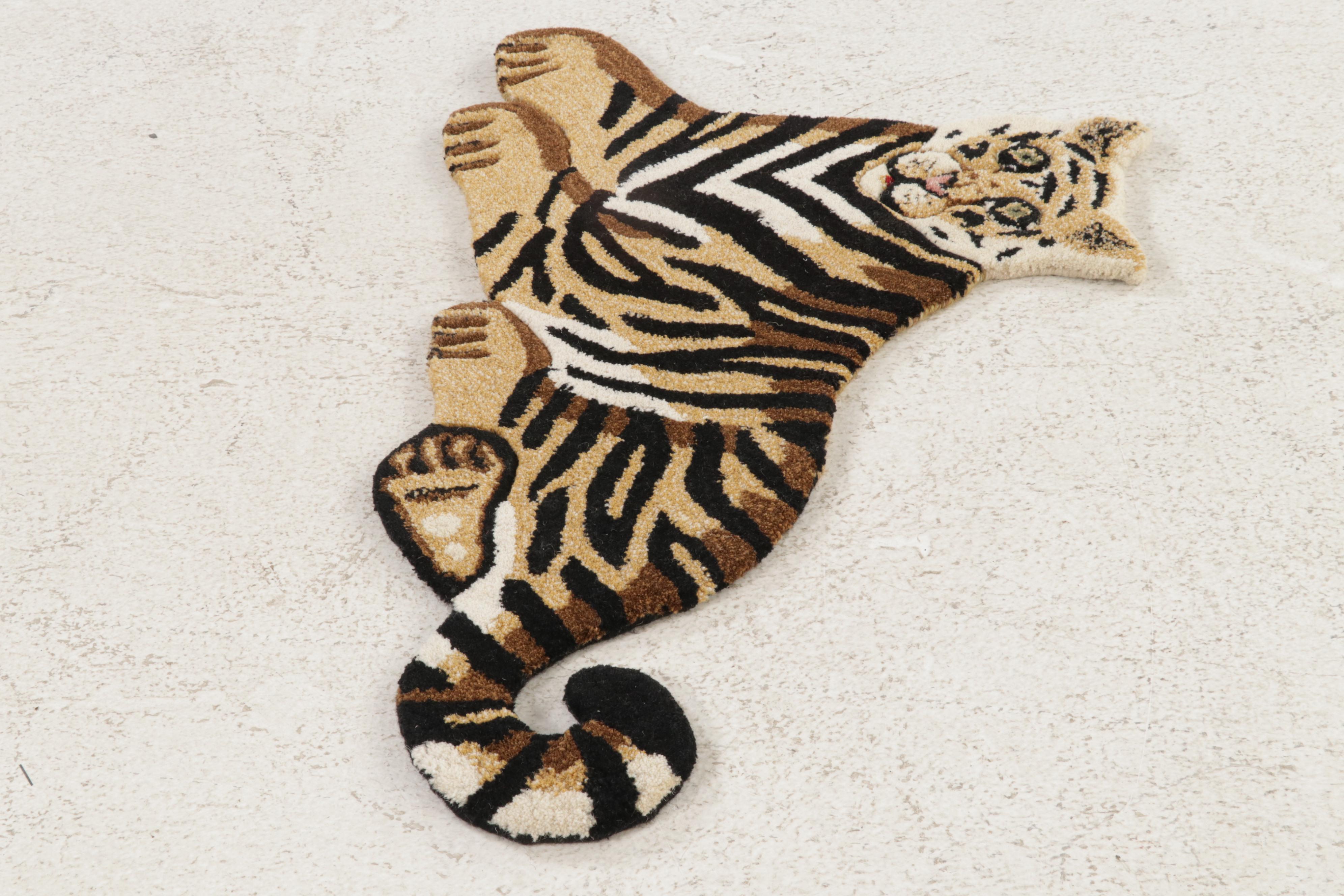 3' x 2' Hand-Tufted Tiger Form Accent Rug