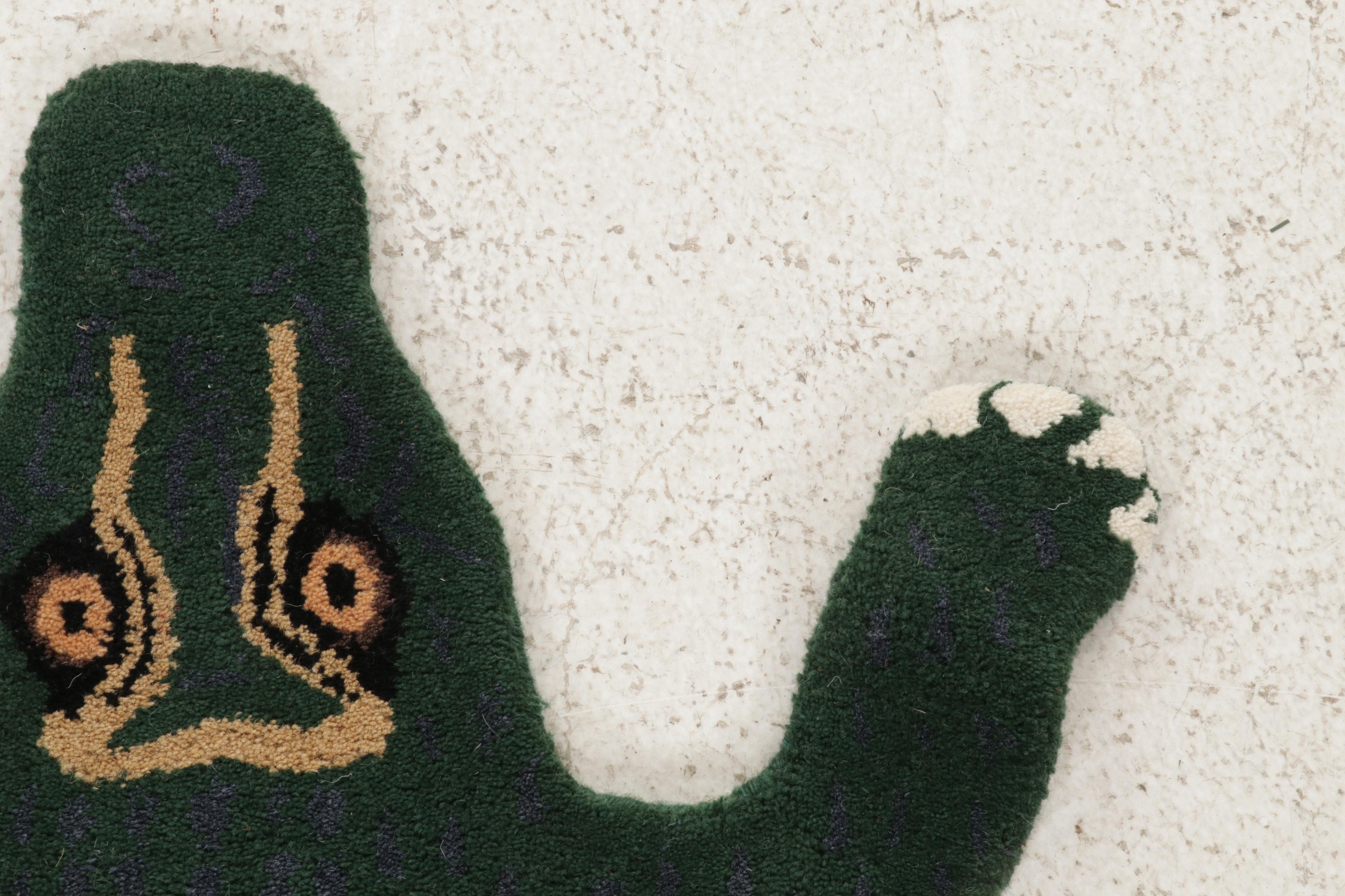 2'11 x 4' Hand-Tufted Crocodile Form Accent Rug