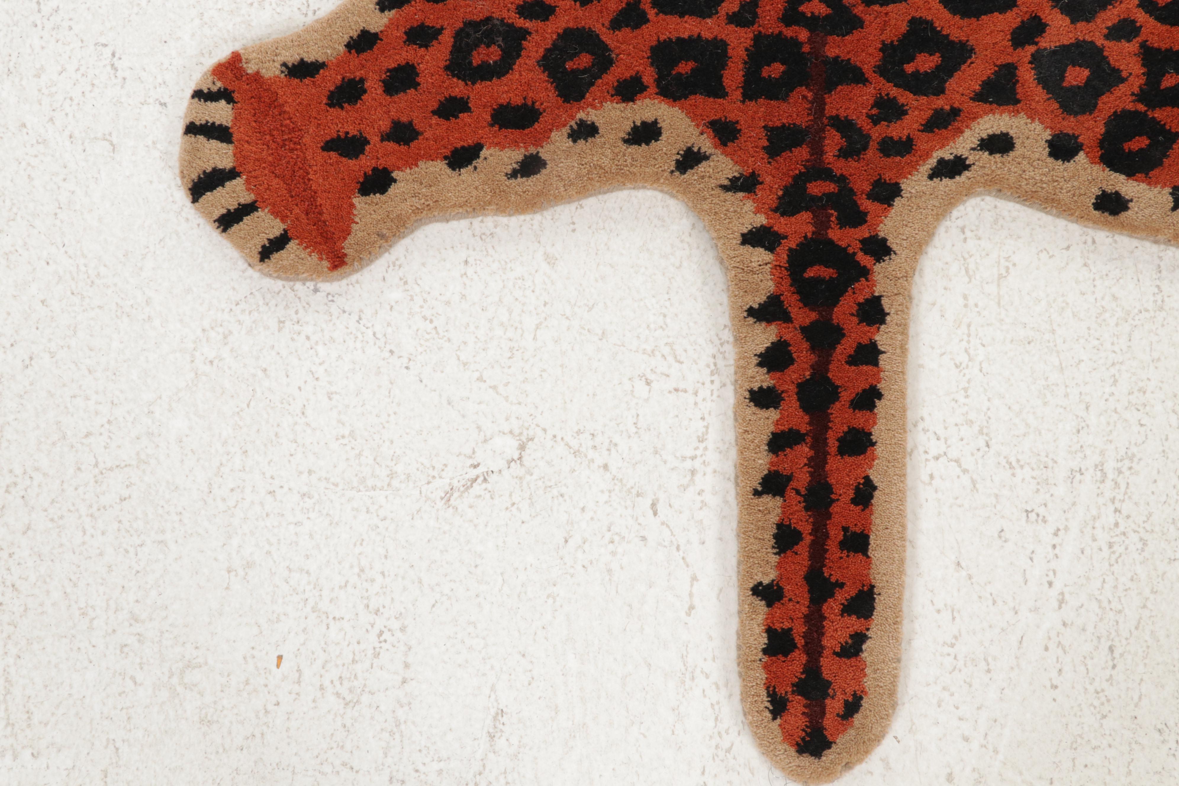 3' x 5' Hand-Tufted Leopard Form Area Rug