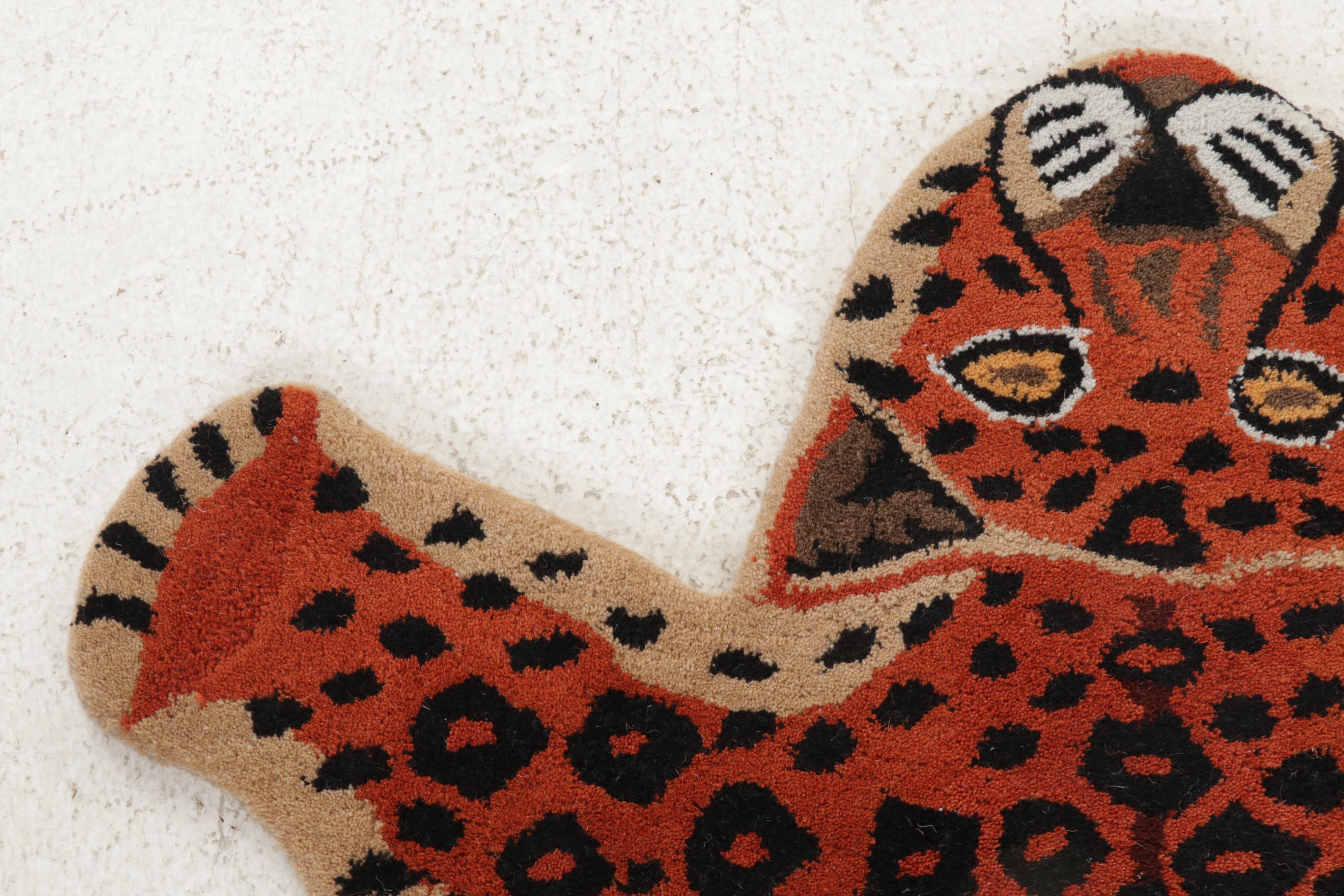 3' x 5' Hand-Tufted Leopard Form Area Rug