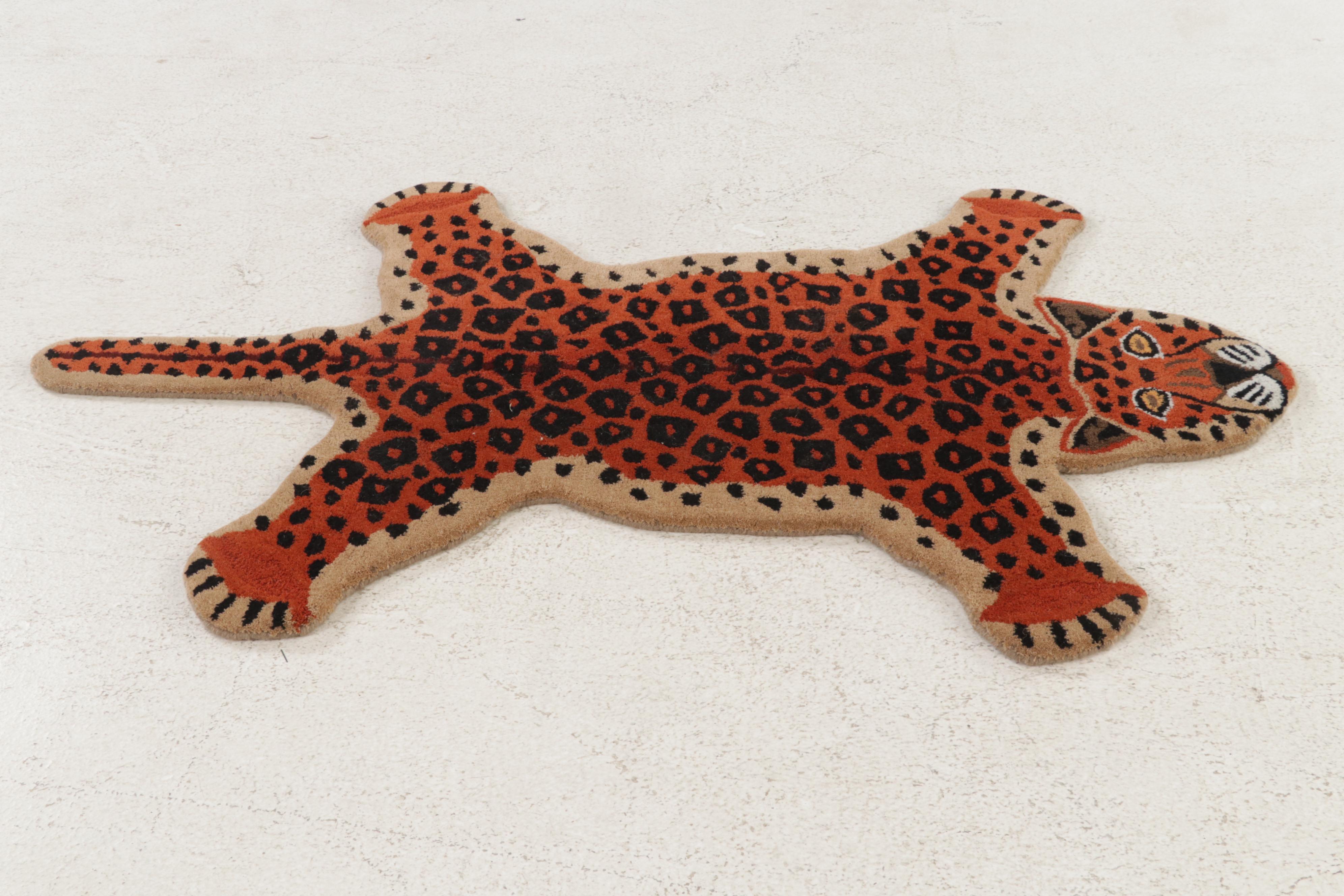 3' x 5' Hand-Tufted Leopard Form Area Rug