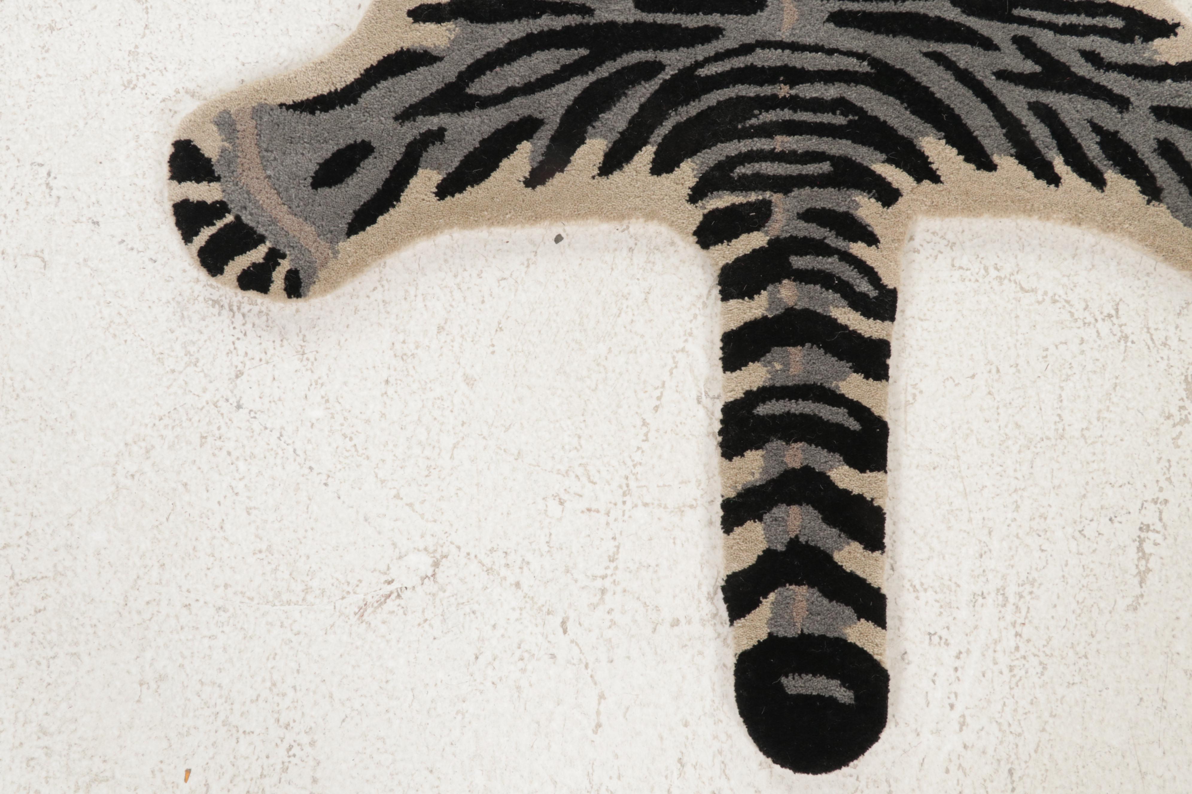 2'10 x 4'11 Hand-Tufted White Tiger Form Accent Rug