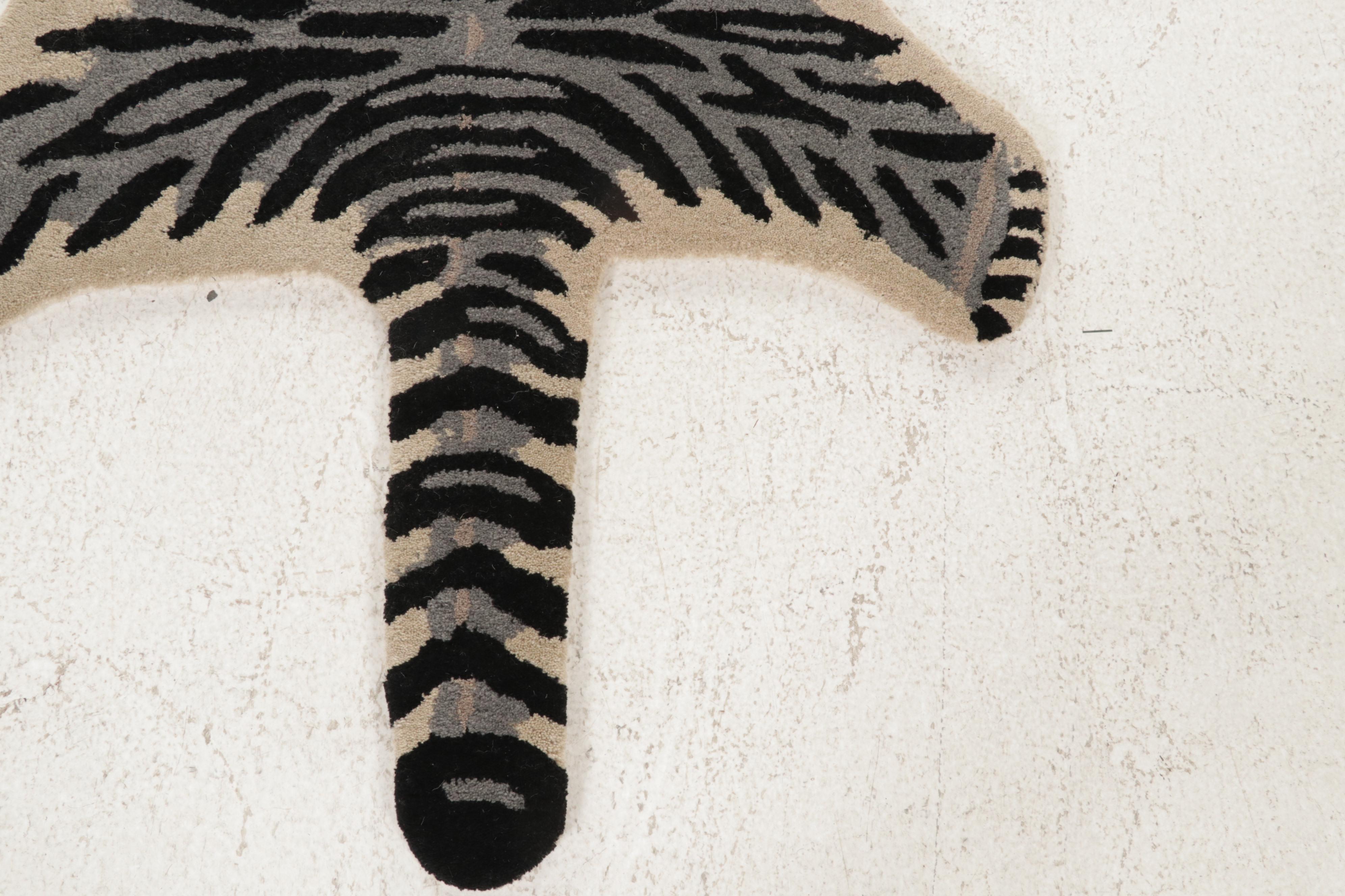 2'10 x 4'11 Hand-Tufted White Tiger Form Accent Rug