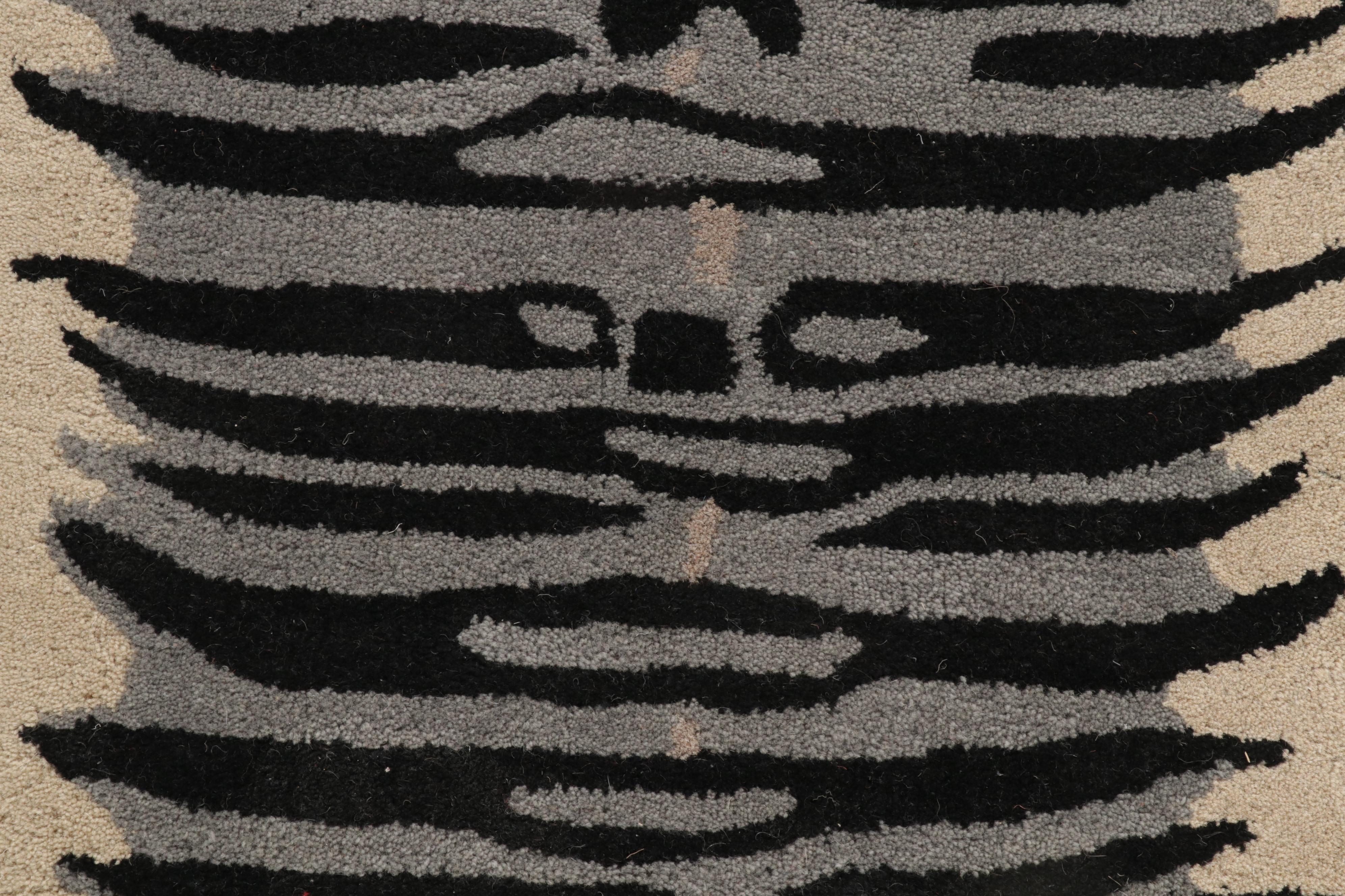 2'10 x 4'11 Hand-Tufted White Tiger Form Accent Rug