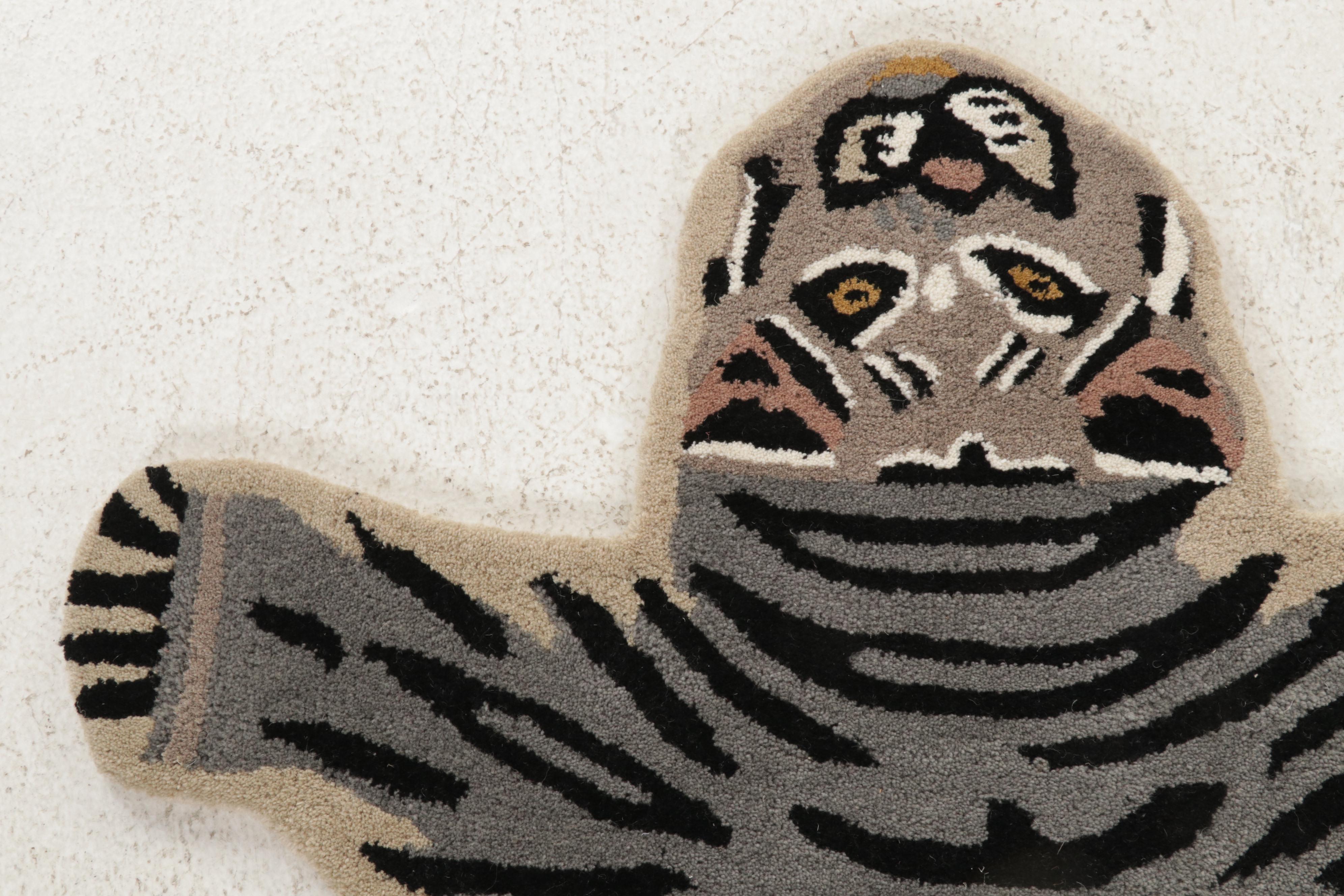 2'10 x 4'11 Hand-Tufted White Tiger Form Accent Rug