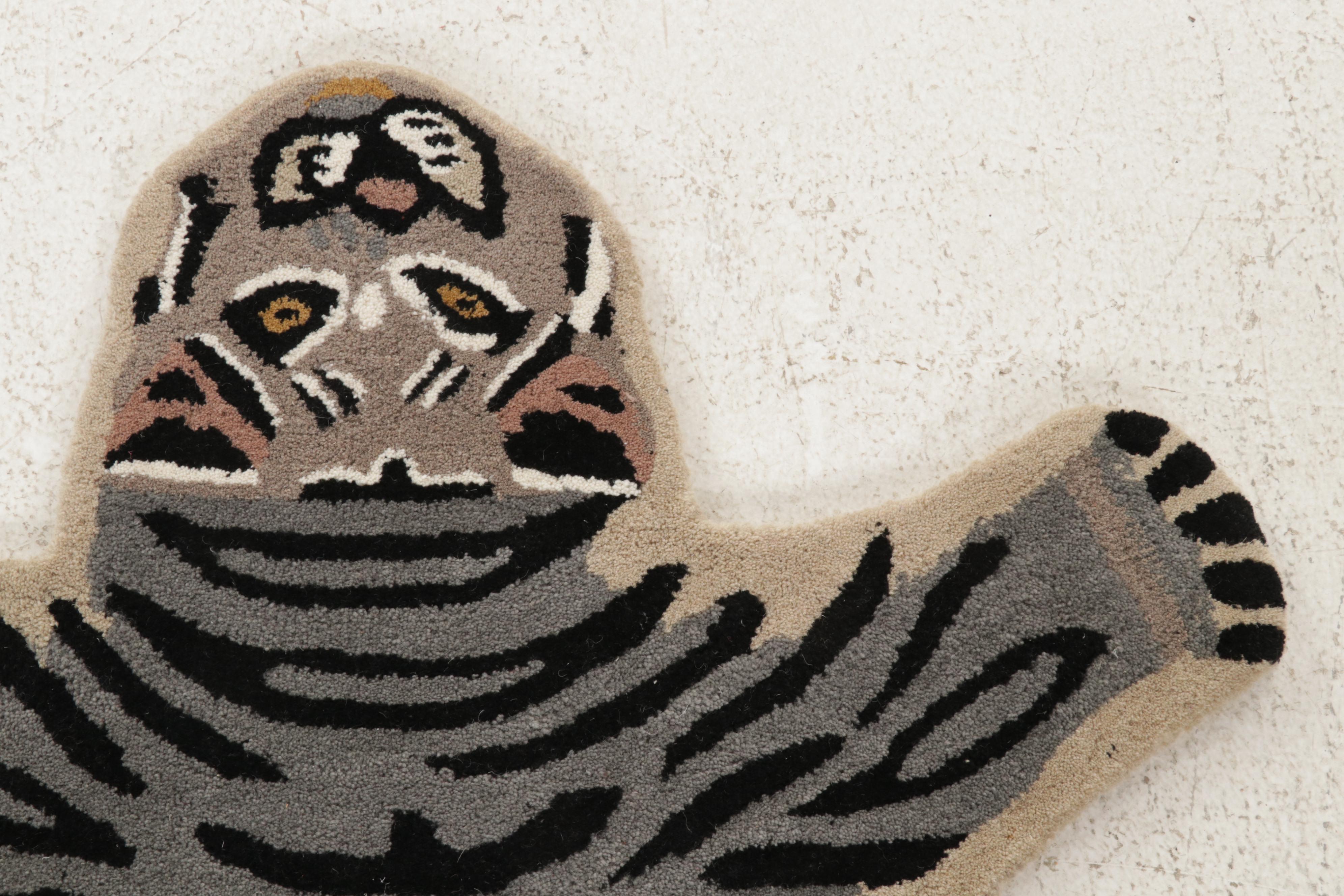 2'10 x 4'11 Hand-Tufted White Tiger Form Accent Rug