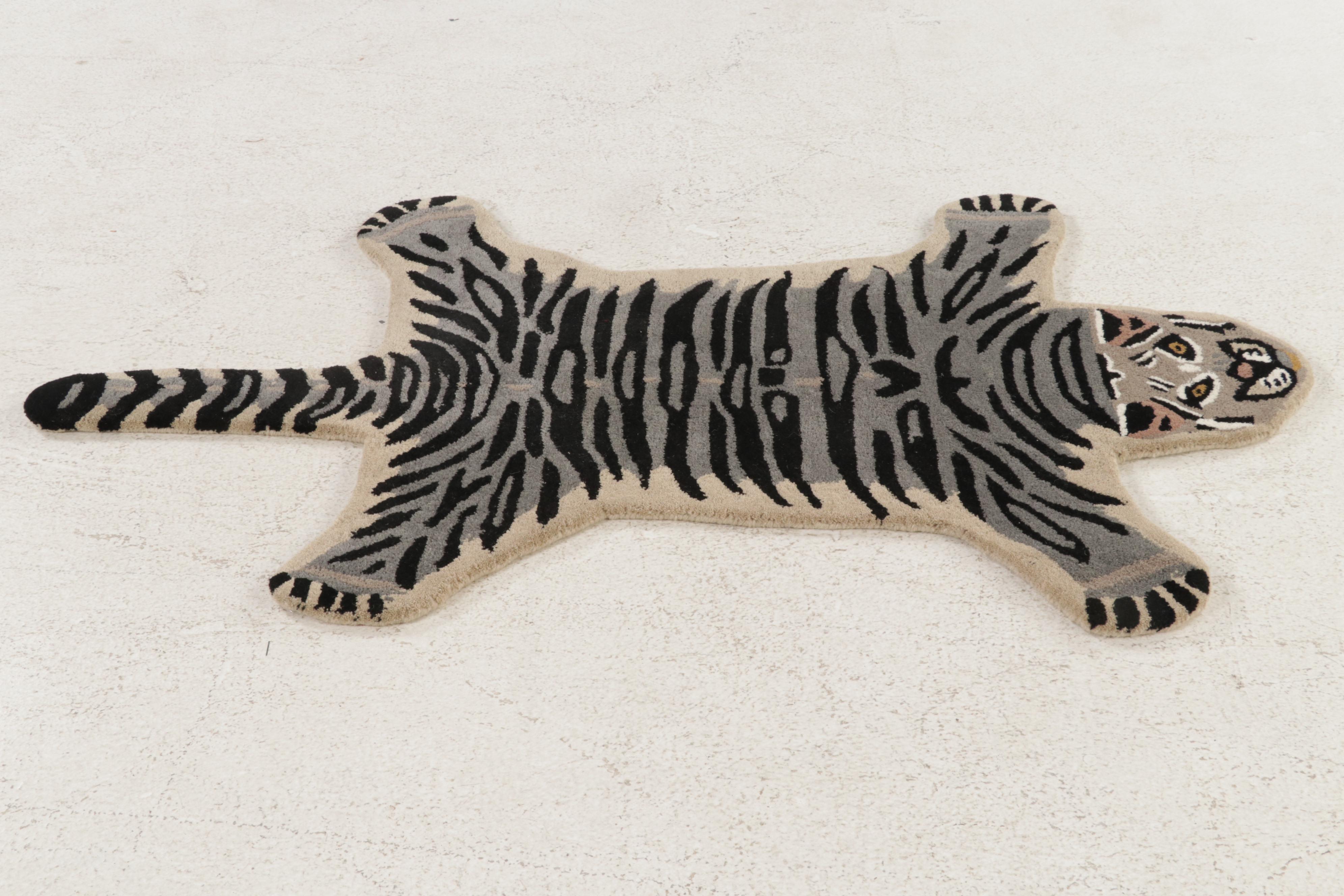 2'10 x 4'11 Hand-Tufted White Tiger Form Accent Rug