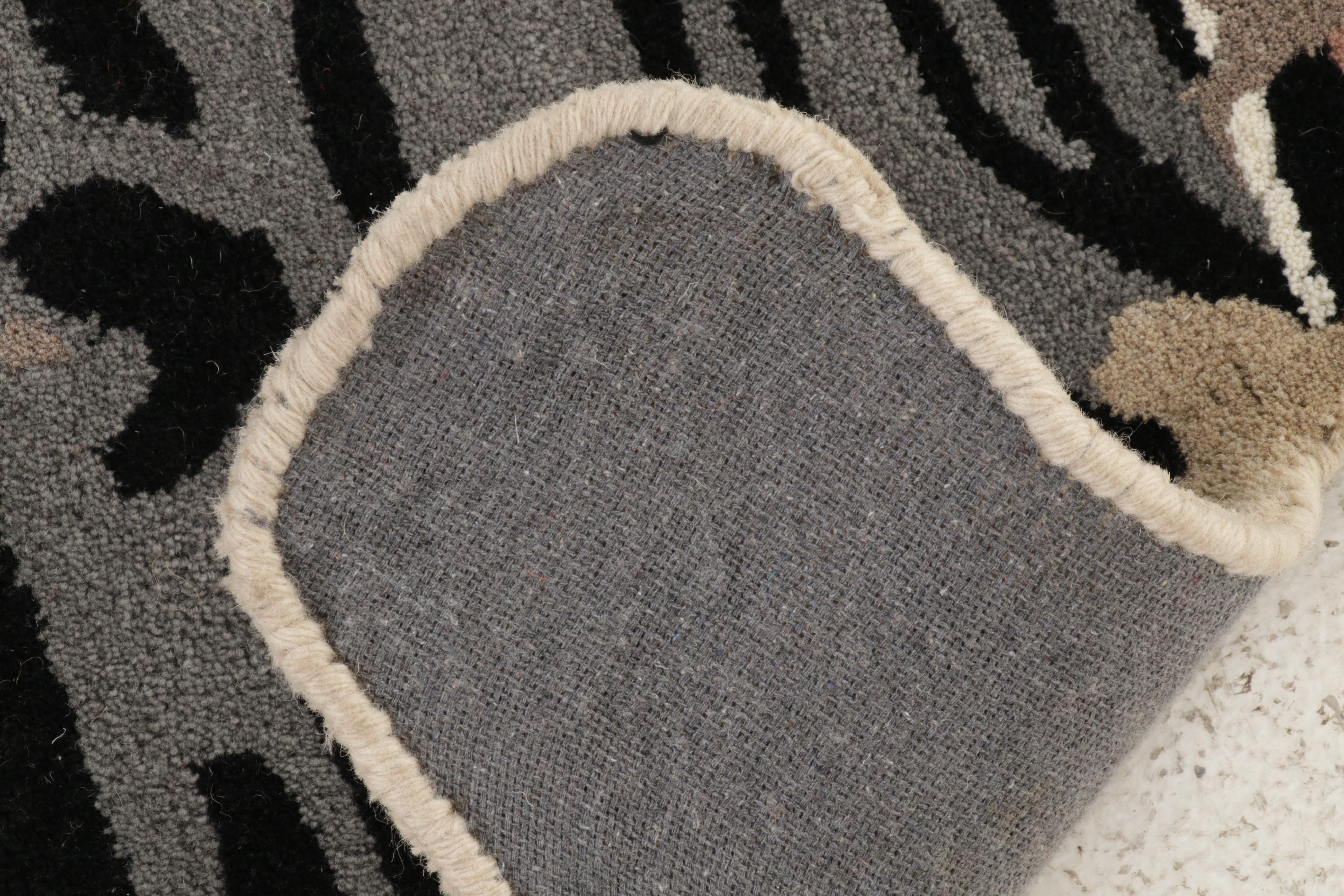 2'10 x 4'11 Hand-Tufted White Tiger Form Accent Rug