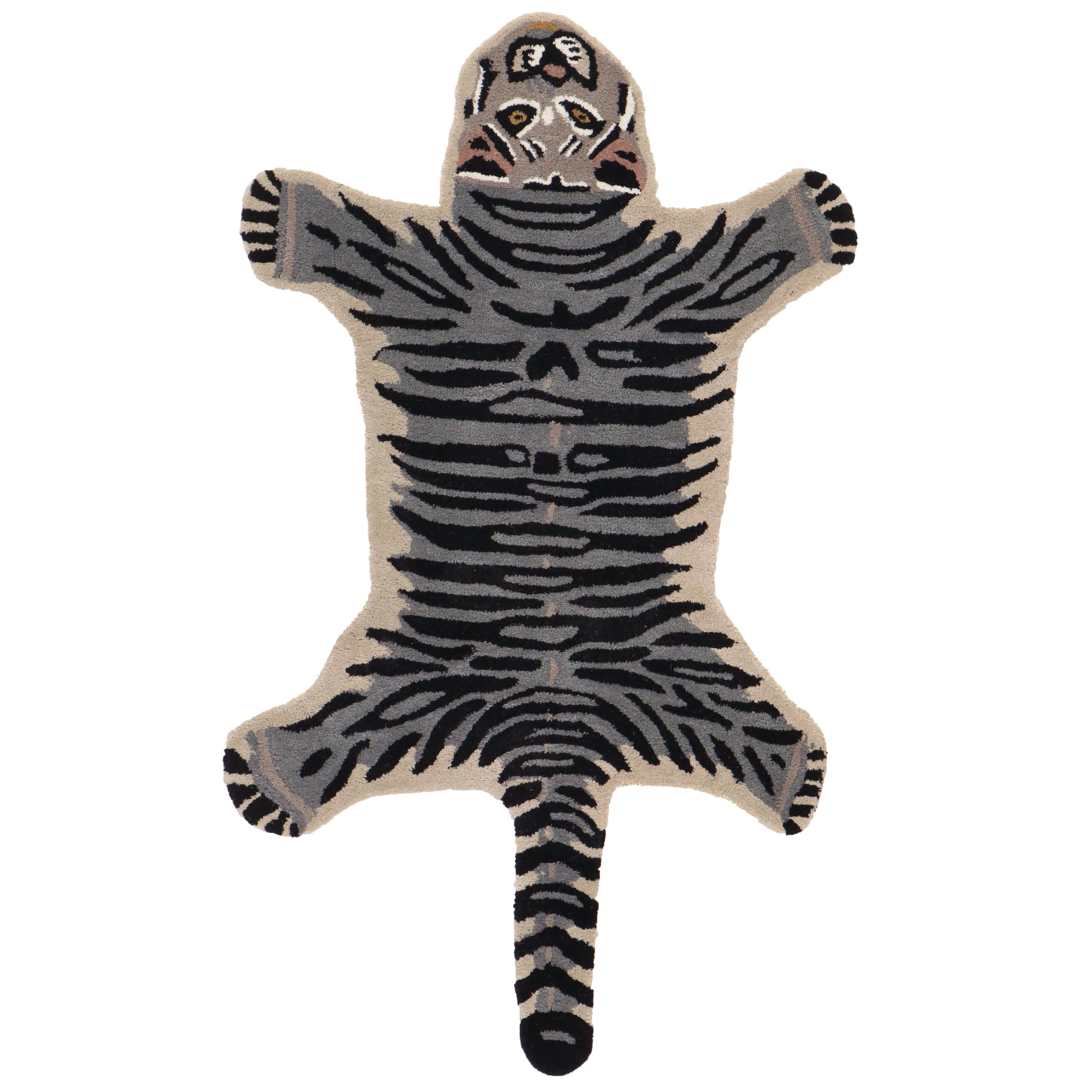 2'10 x 4'11 Hand-Tufted White Tiger Form Accent Rug