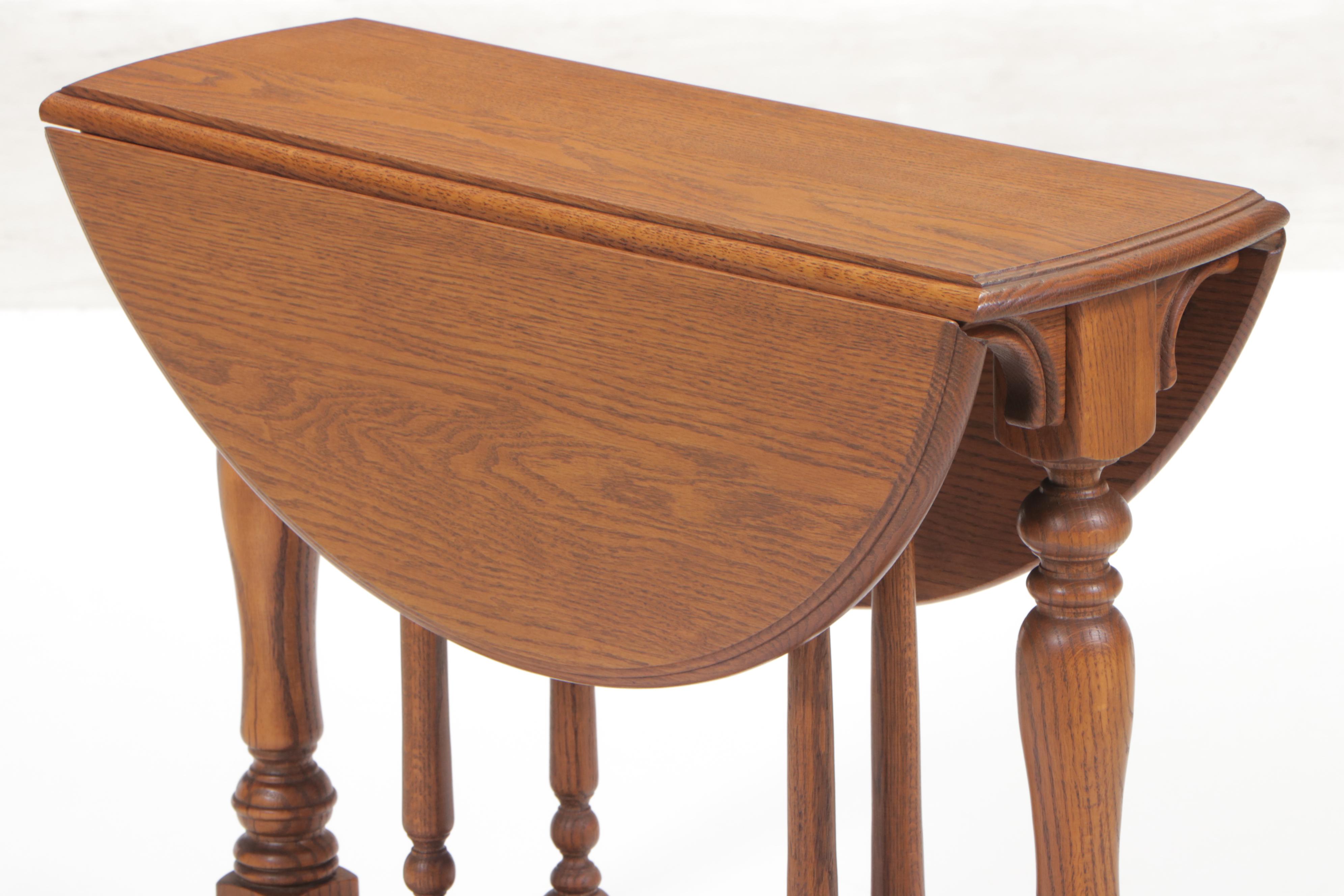 Small William and Mary Style Oak Gateleg Table, Late 20th Century