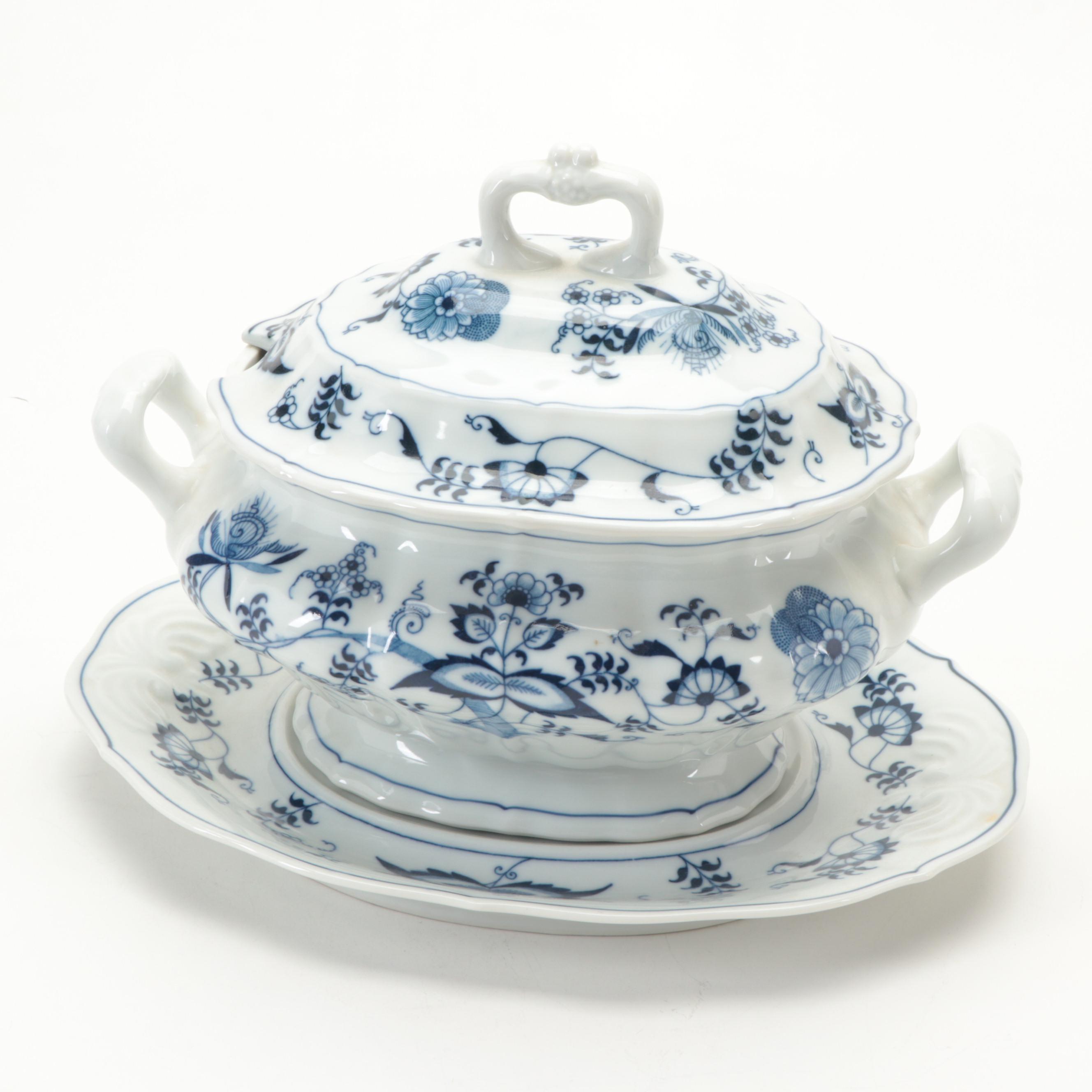 Meissen "Blue Onion" Dinner Plates with Blue Danube Japanese Porcelain Serveware