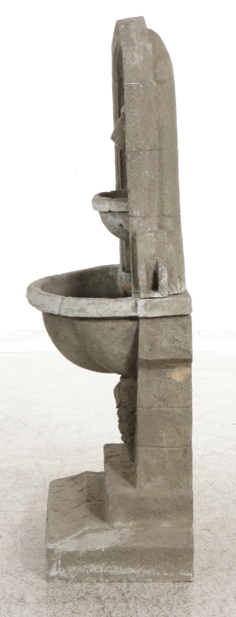 Faux Stone Patio Lion Head Fountain with Concrete Planter