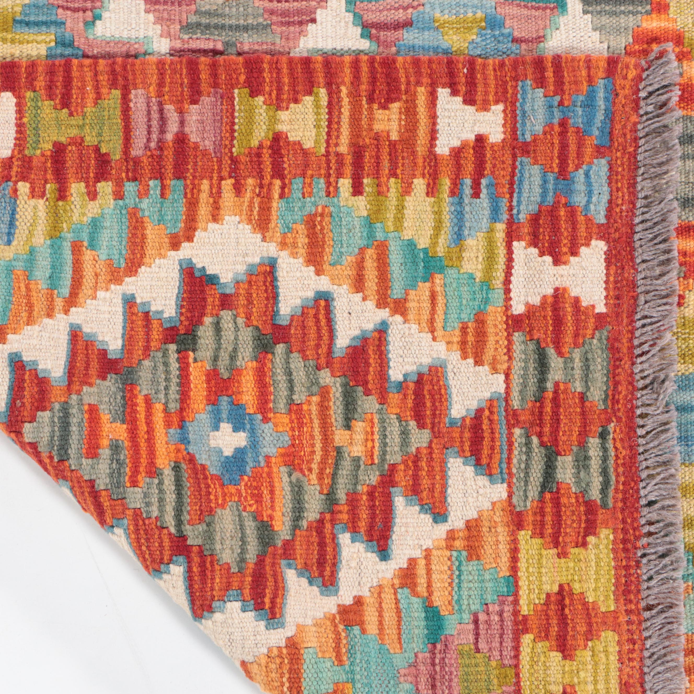 2'8 x 6'7 Handwoven Pakistani Kilim Carpet Runner