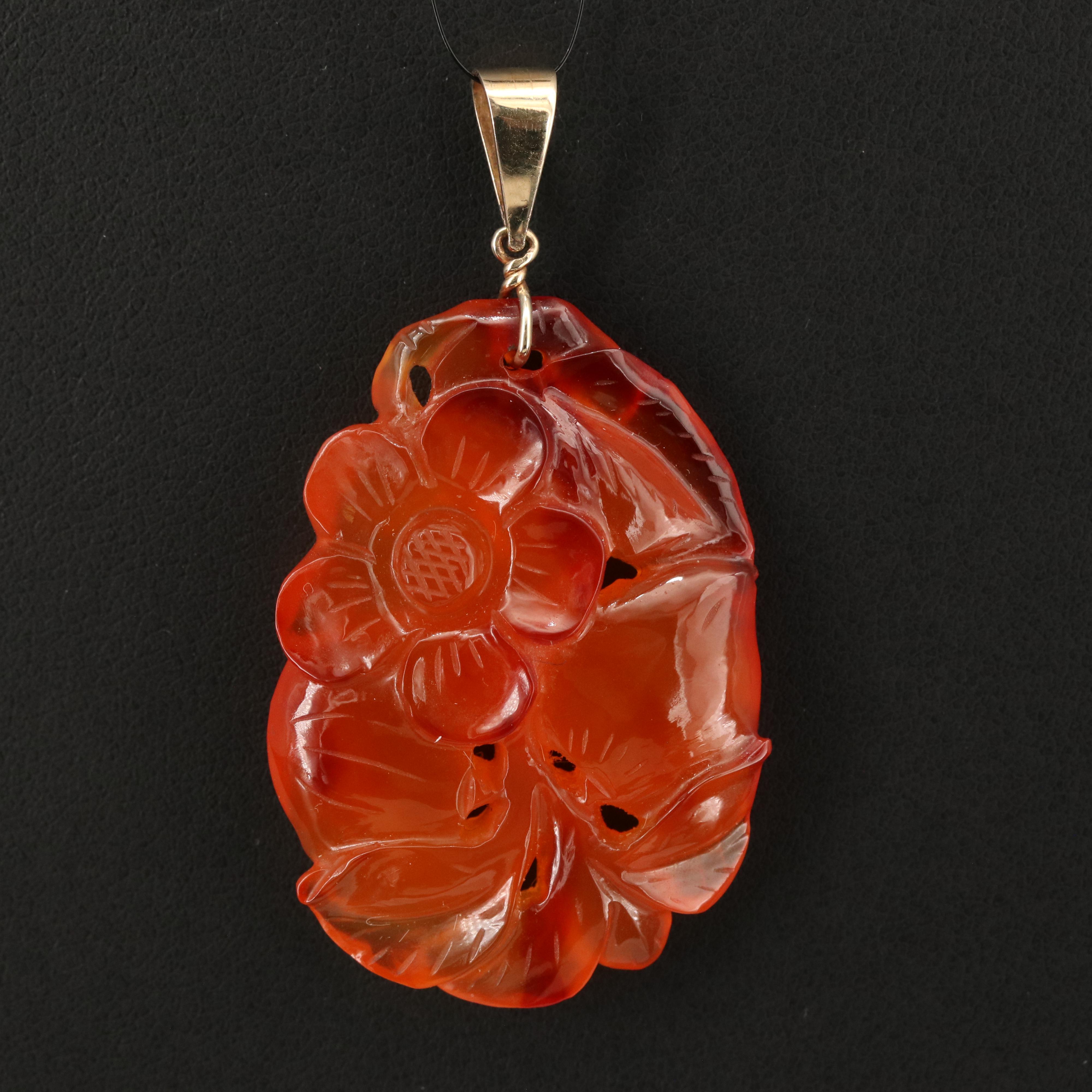 14K Carved Agate Flower Pendant