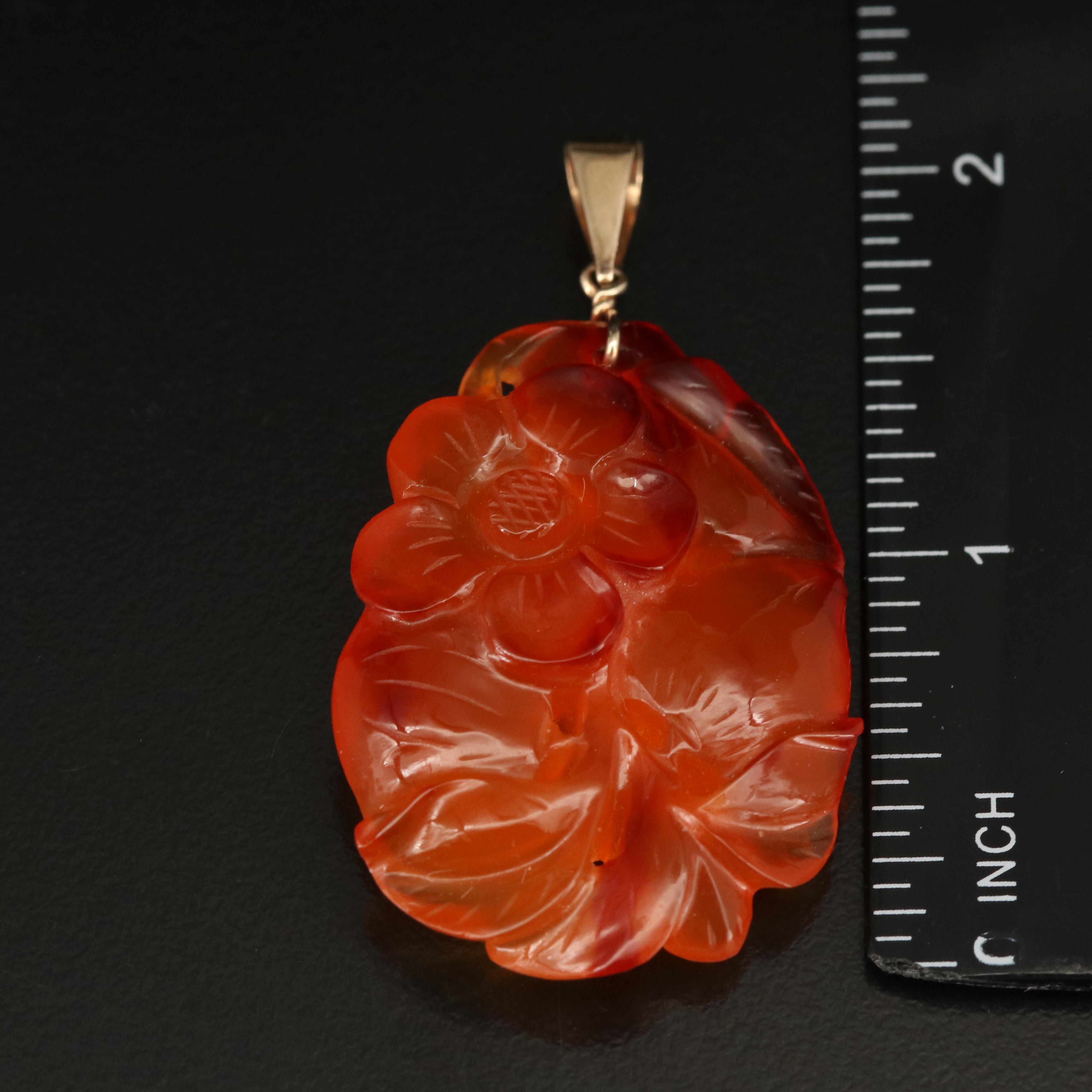 14K Carved Agate Flower Pendant