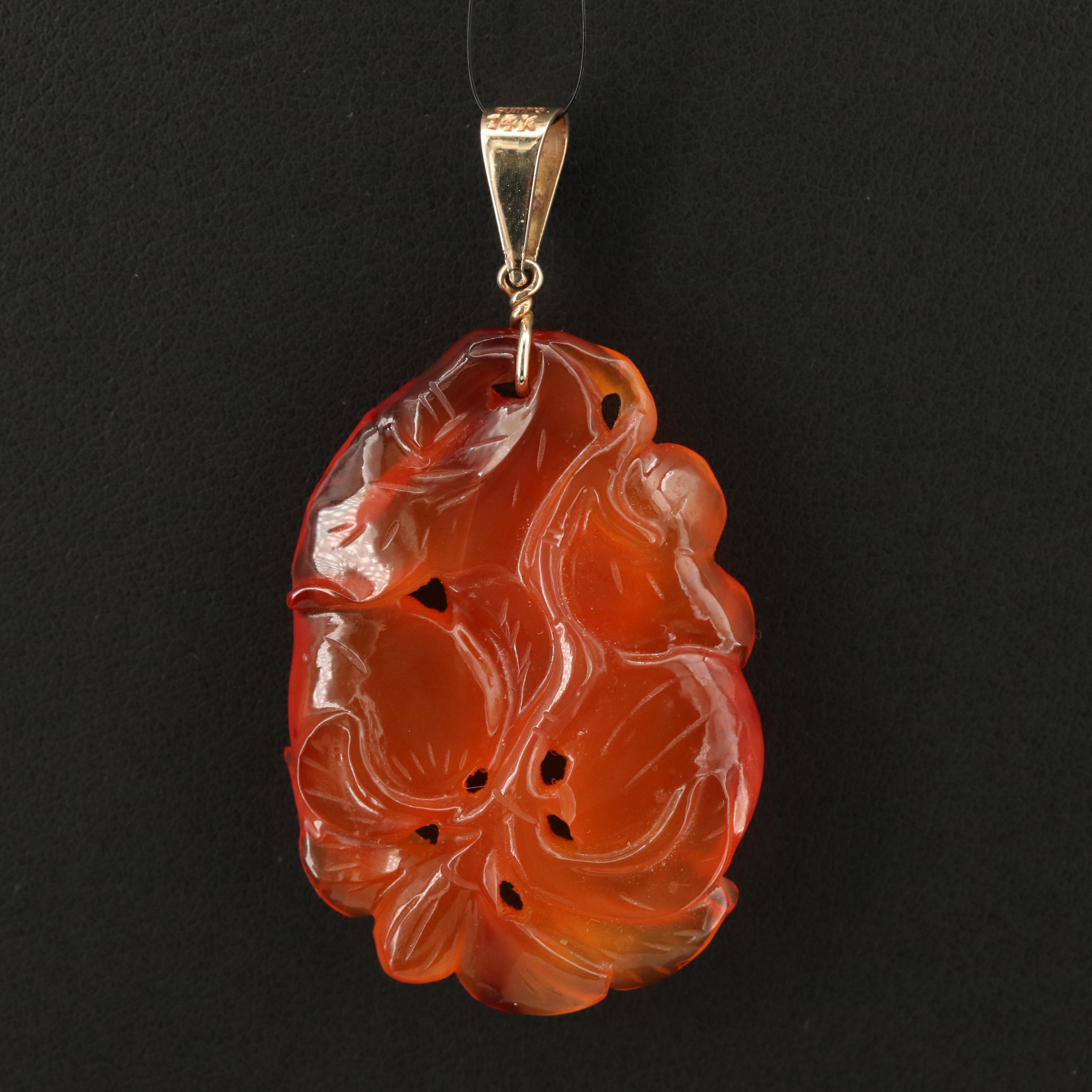 14K Carved Agate Flower Pendant