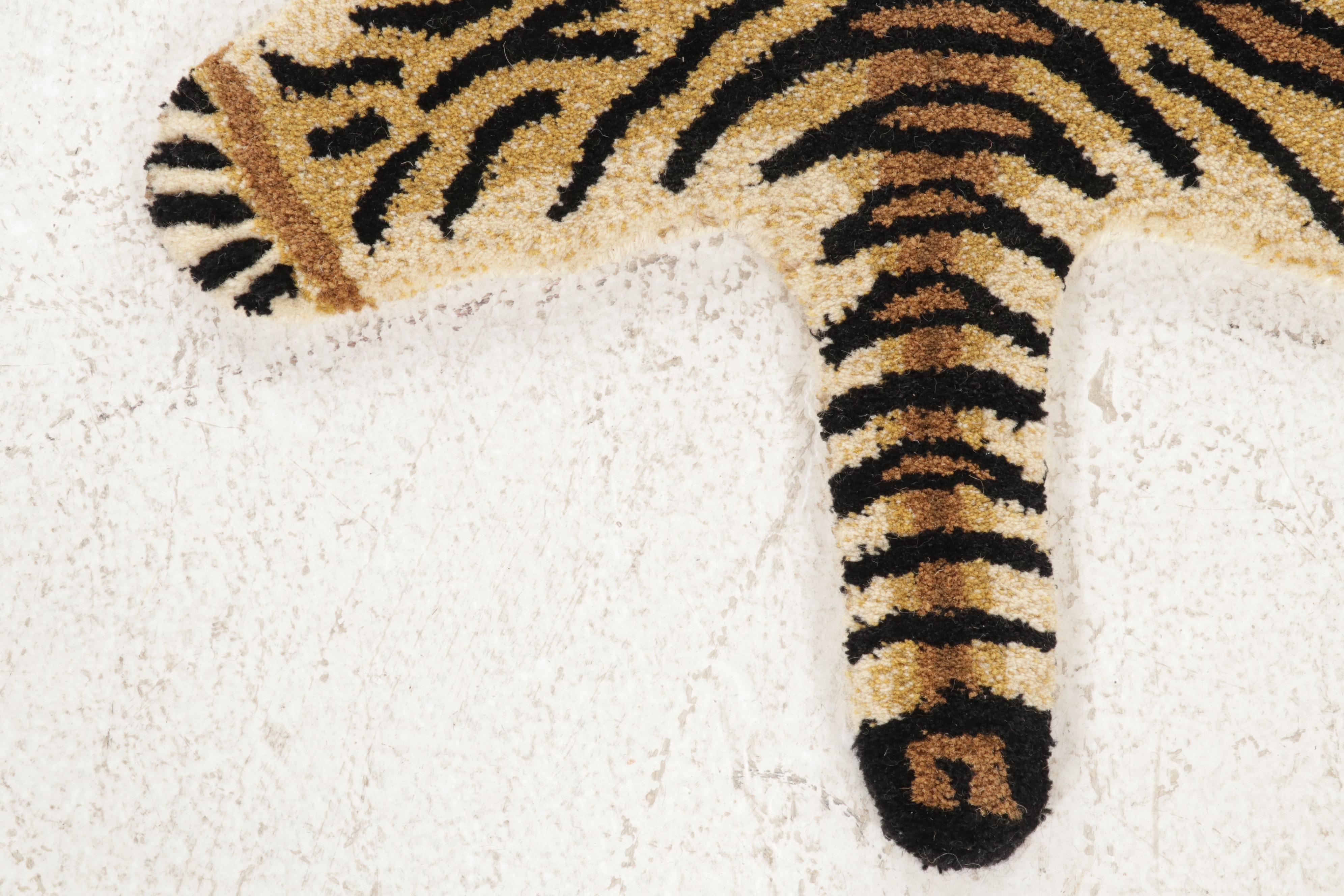 2'11 x 3' Hand-Tufted Tiger Form Accent Rug