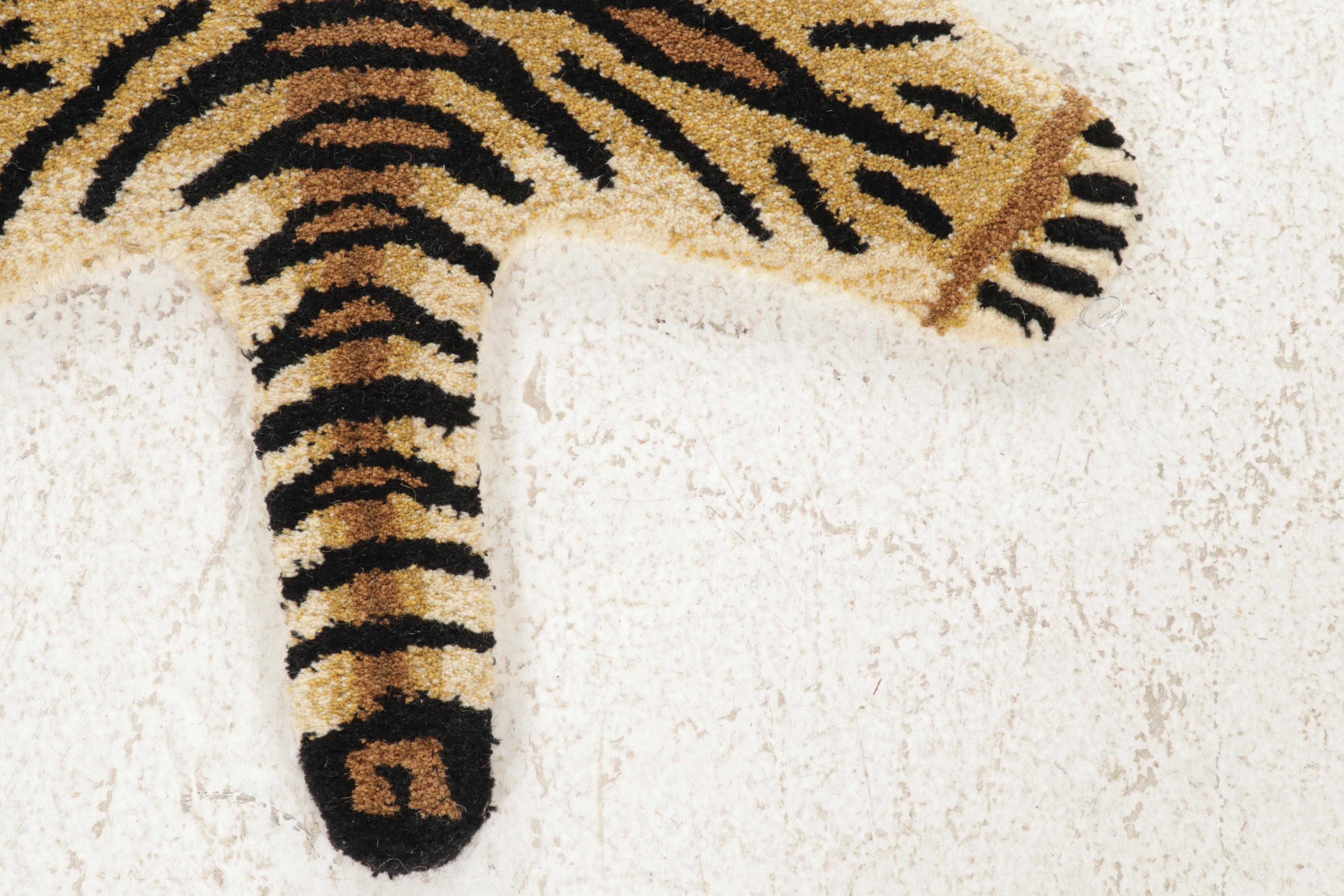 2'11 x 3' Hand-Tufted Tiger Form Accent Rug